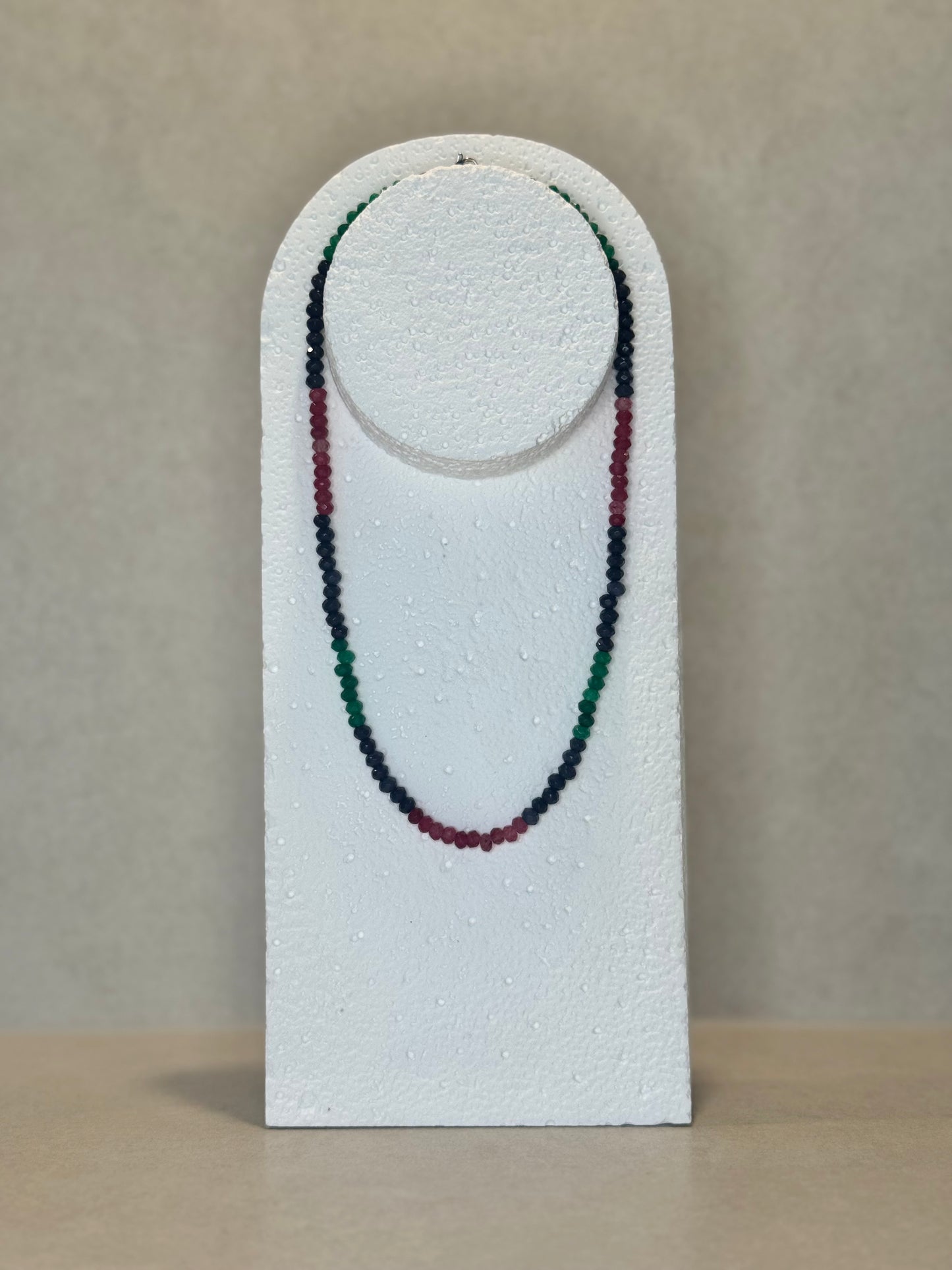 Colliers multicolores en Jade inspiration Saphir — La pierre de la sagesse et de l’harmonie*