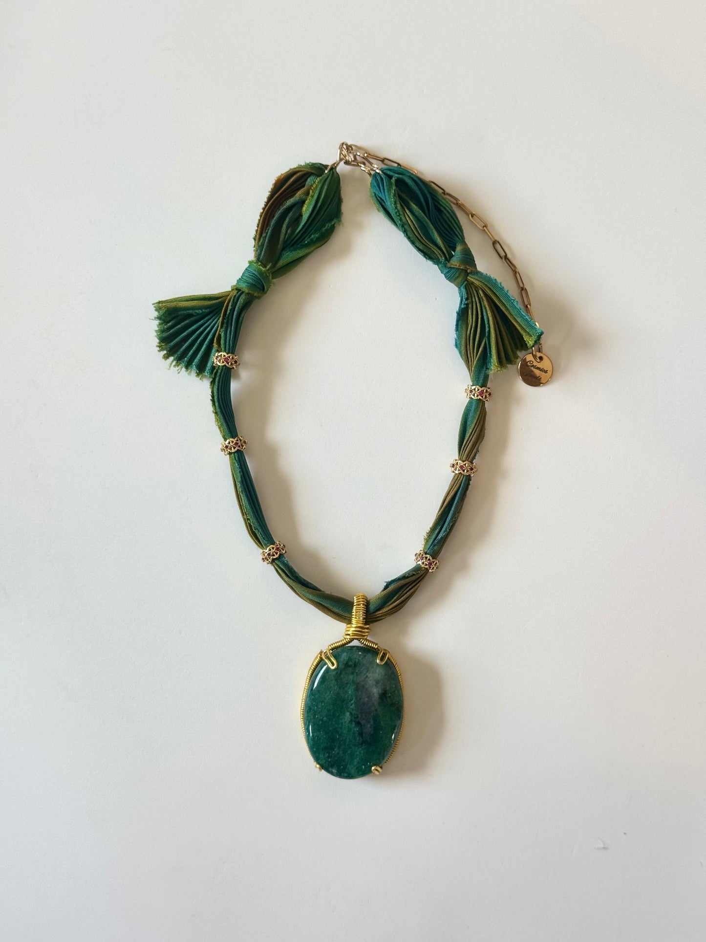 Collier Fuchsite sertie main sur soie