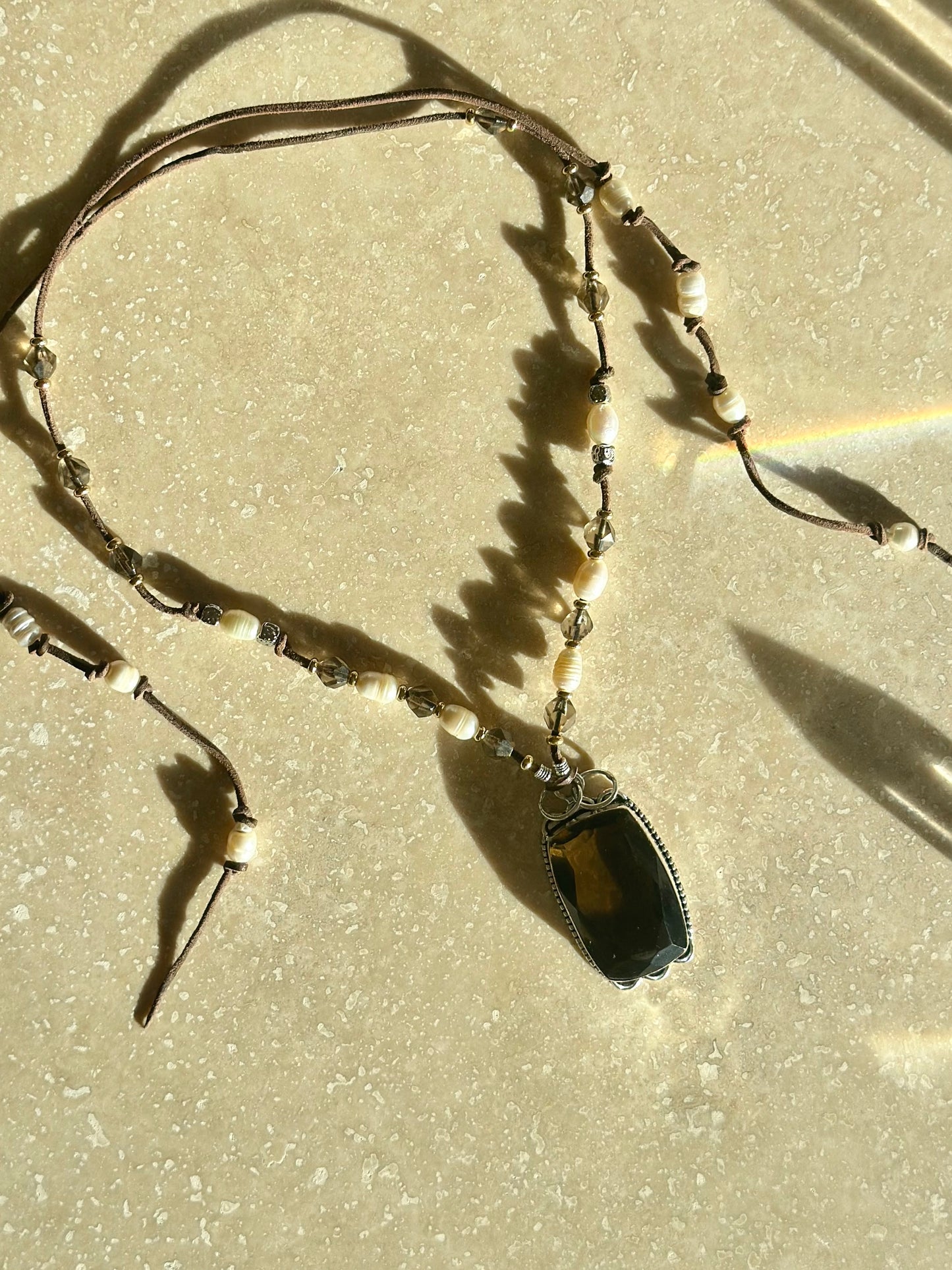 Collier Quartz fumé & perles d’eau douce sur cuir australien