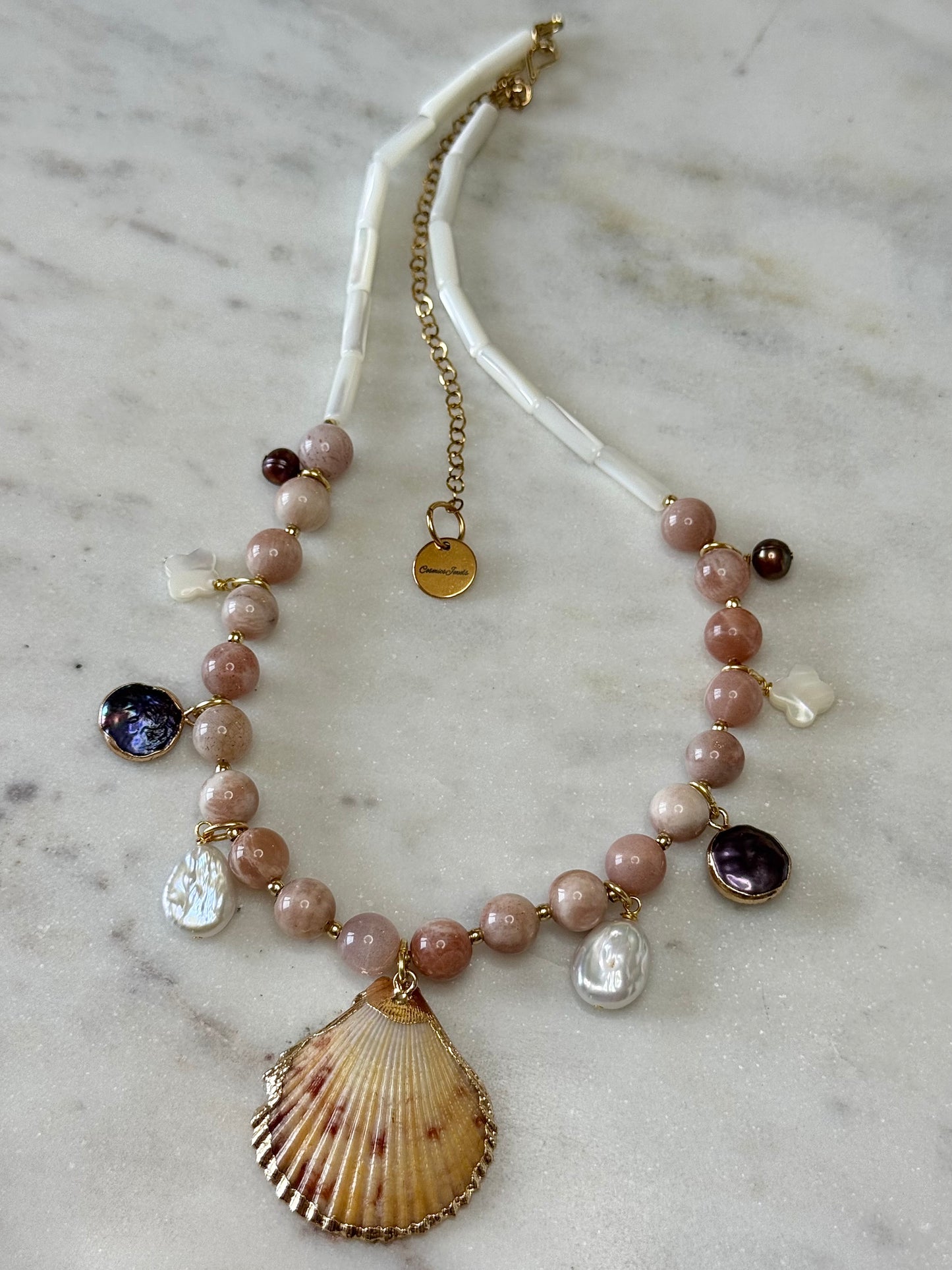 Collier Charms Pierre de soleil & Nacre — L’éclat de la mer et de la lumière