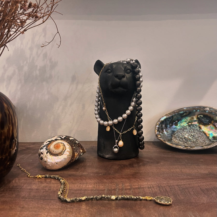 Collier breloques de perles d’eau douce et nacre