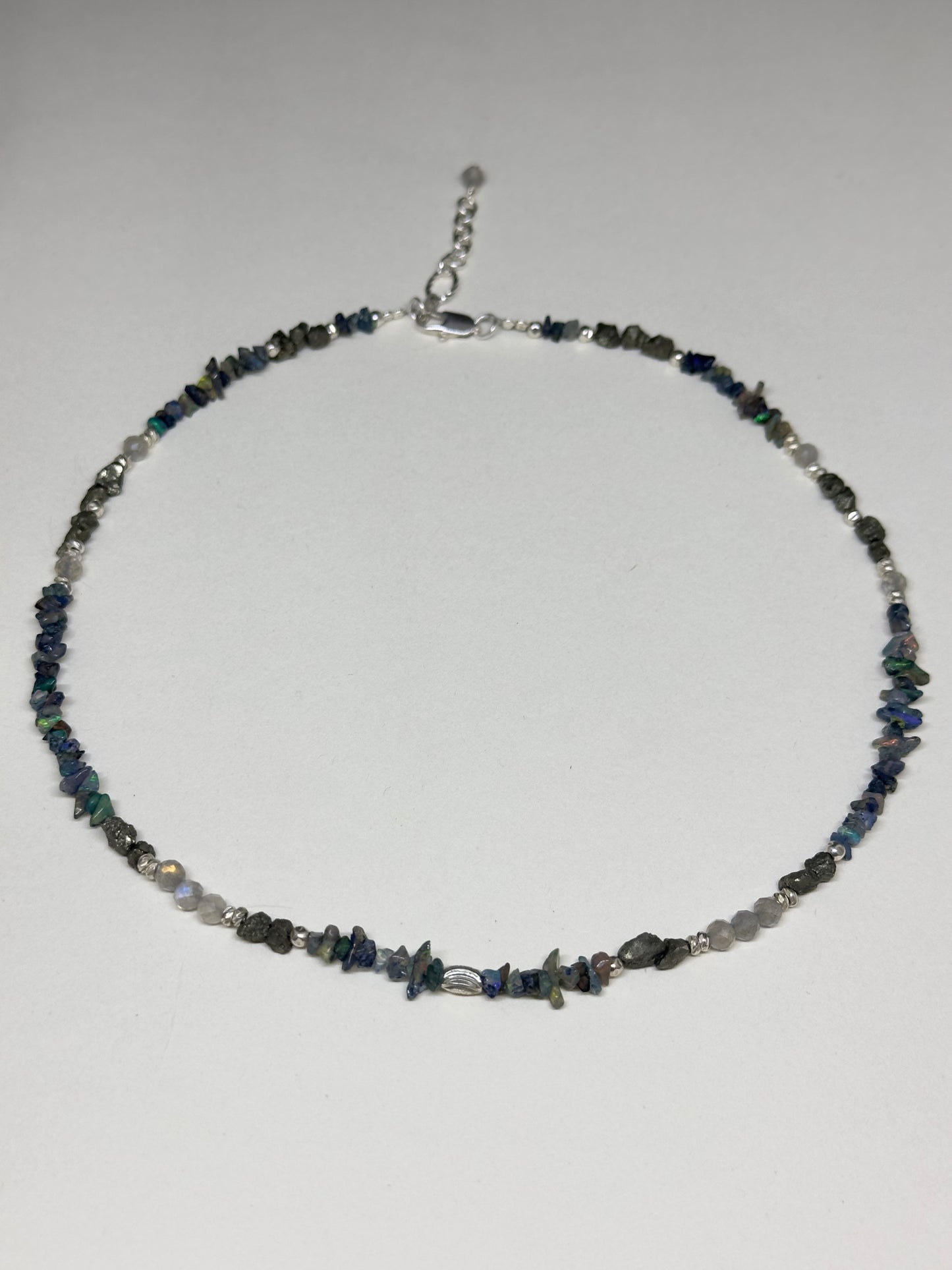 Collier opalescent, talisman – Opale noire d’Éthiopie, Pyrite et Labradorite | Protection, ancrage et lumière intérieure