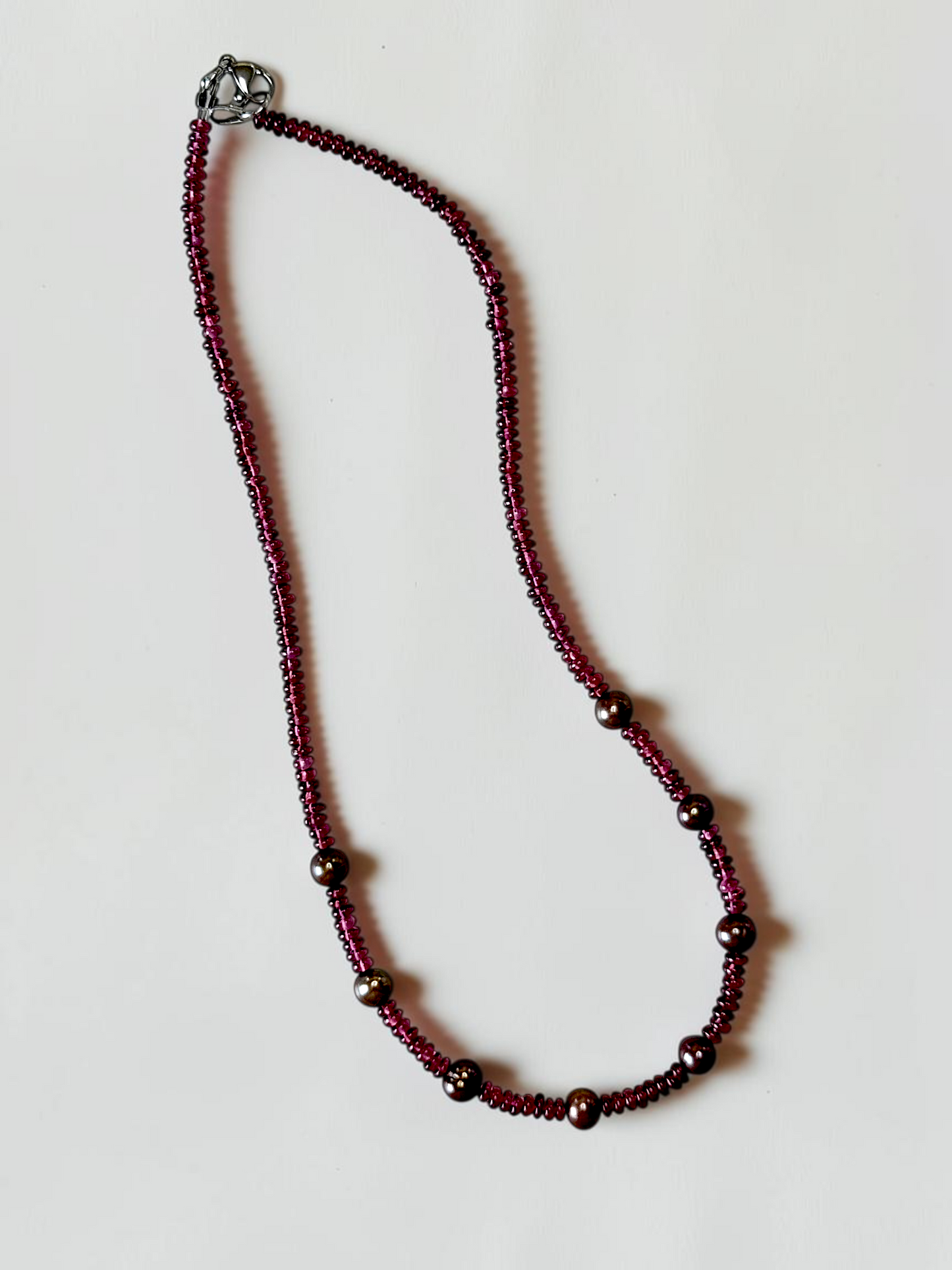 Collier Grenat Rhodolite & Perles d’eau douce — La passion silencieuse