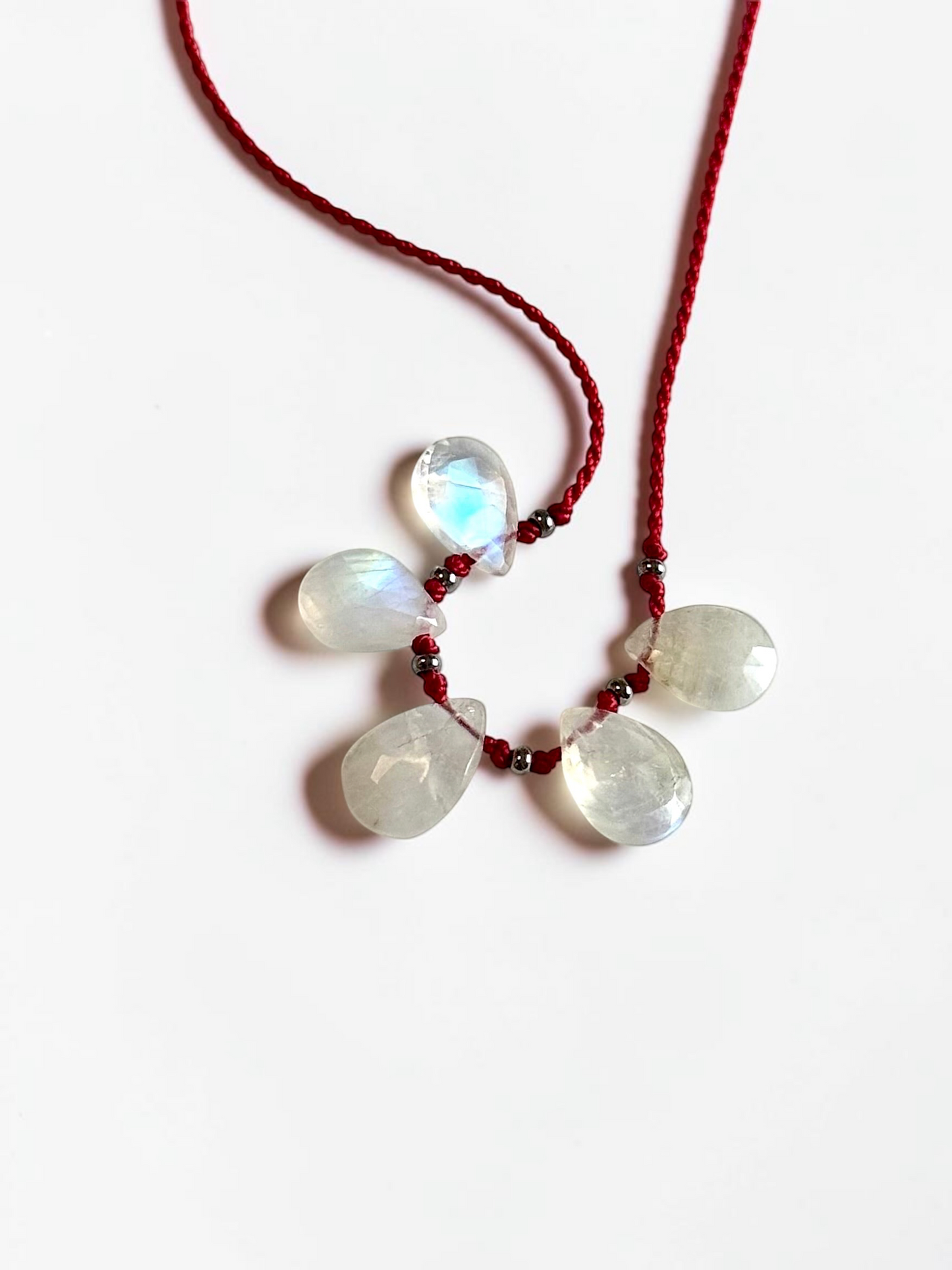 Collier Pierre de lune sur soie