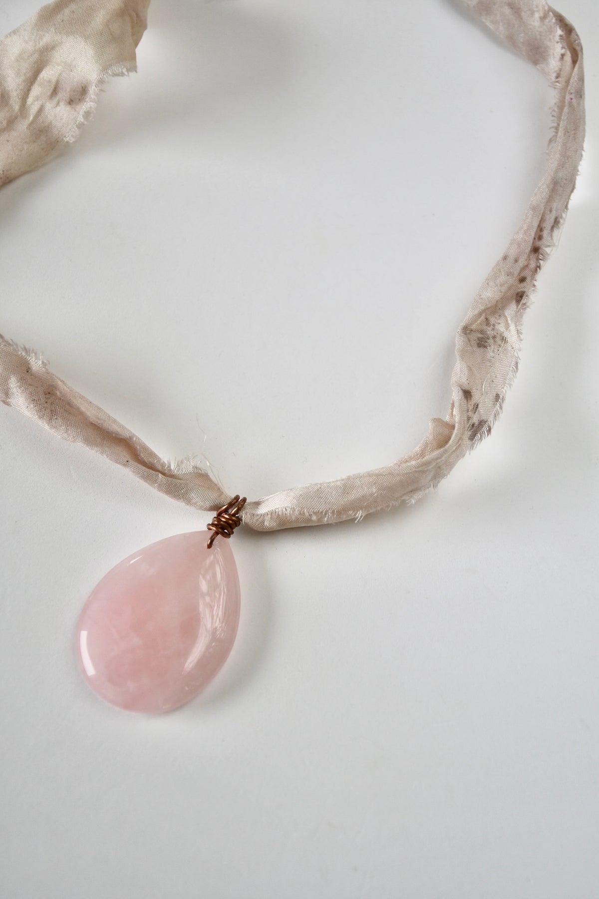Collier Quartz rose sur cuivre et ruban de soie — La Douceur Retrouvée