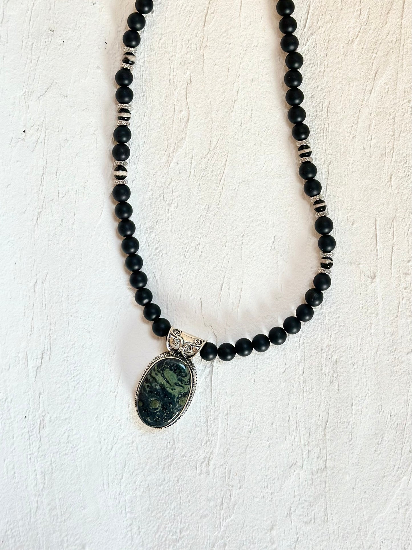 Collier Kambaba & Agate — Stabilité ancestrale et Force structurée