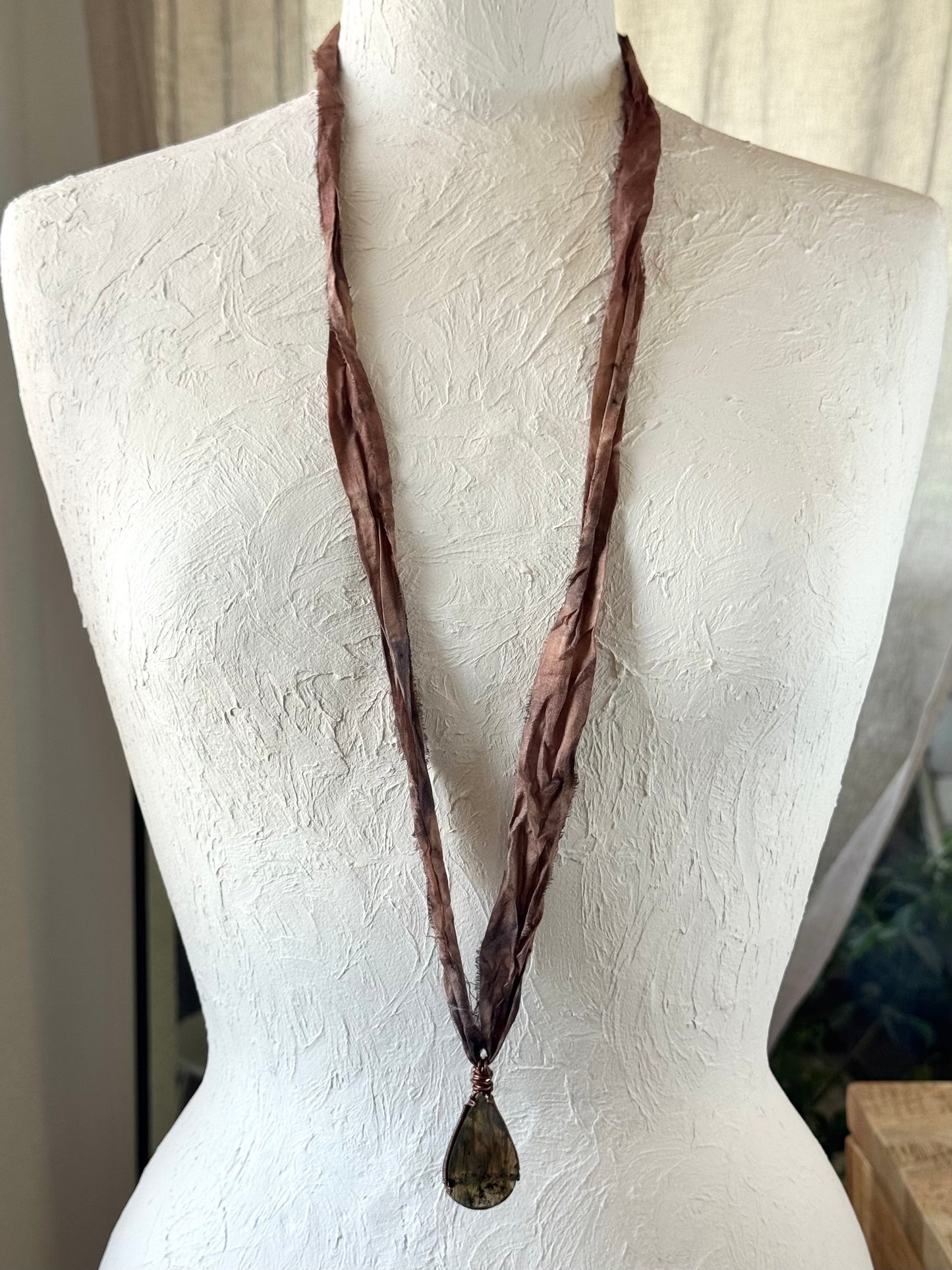 Collier Labradorite sertie Cuivre sur ruban de soie — Le Voile de Mystère