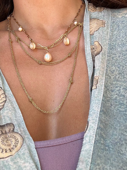 Collier breloques de perles d’eau douce et nacre