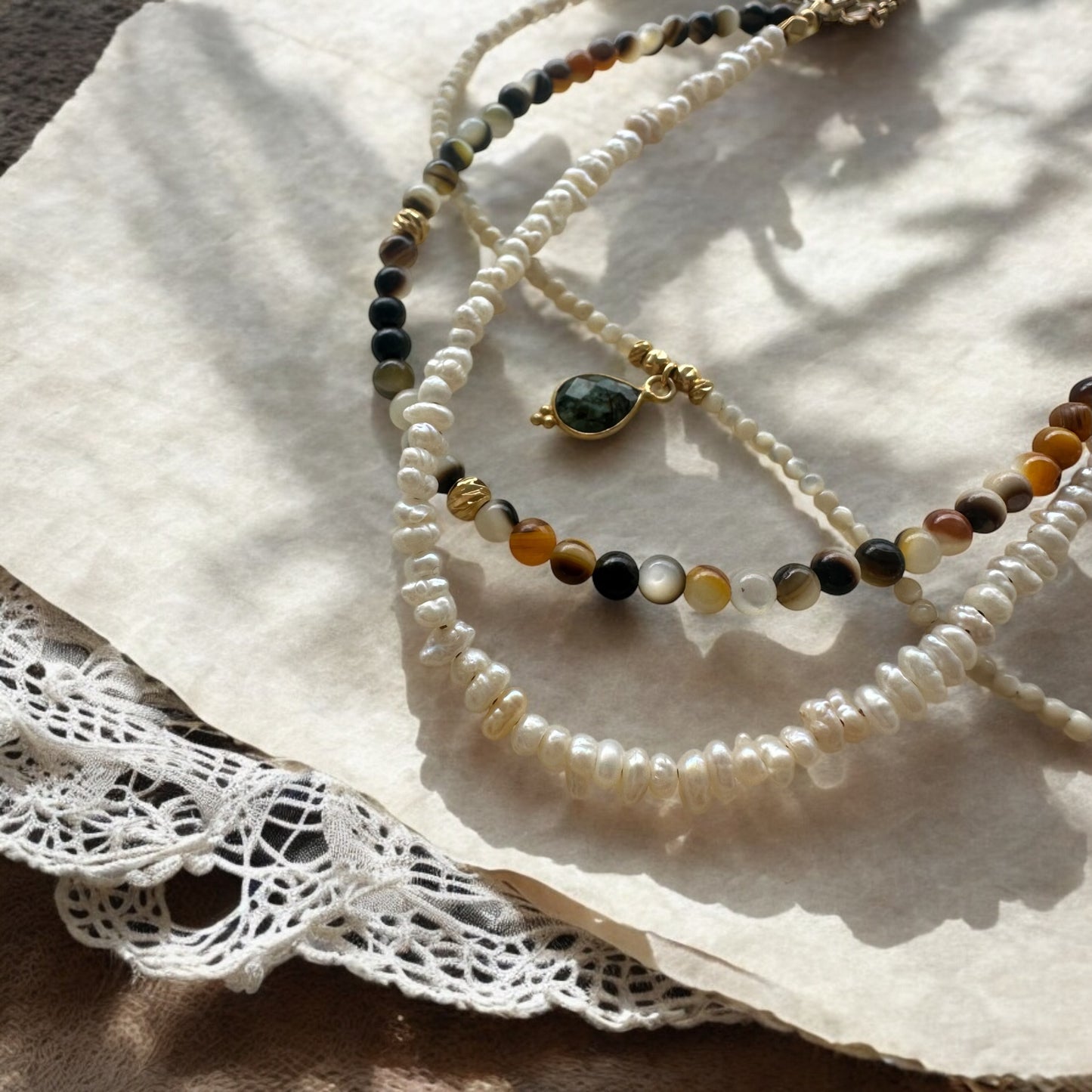 Collier 2 rangs Heishi perles d’eau douce, perles de nacre et pendentif turquoise