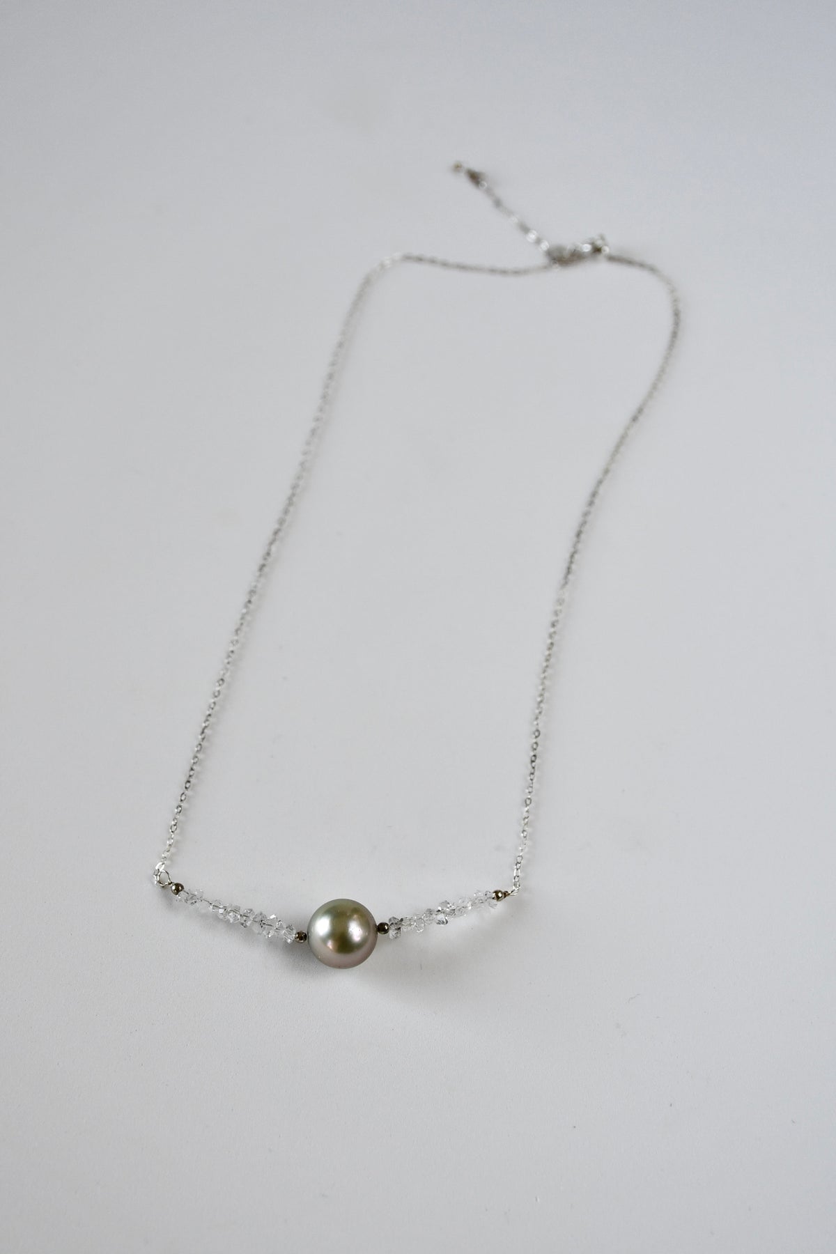Collier diamants d’Herkimer & perle de Tahiti sur agent 925 – Clarté cristalline et profondeur