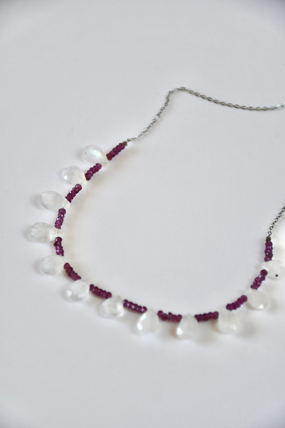 Collier Grenat Rhodolite & Pierre de lune — Le feu et le clair de lune