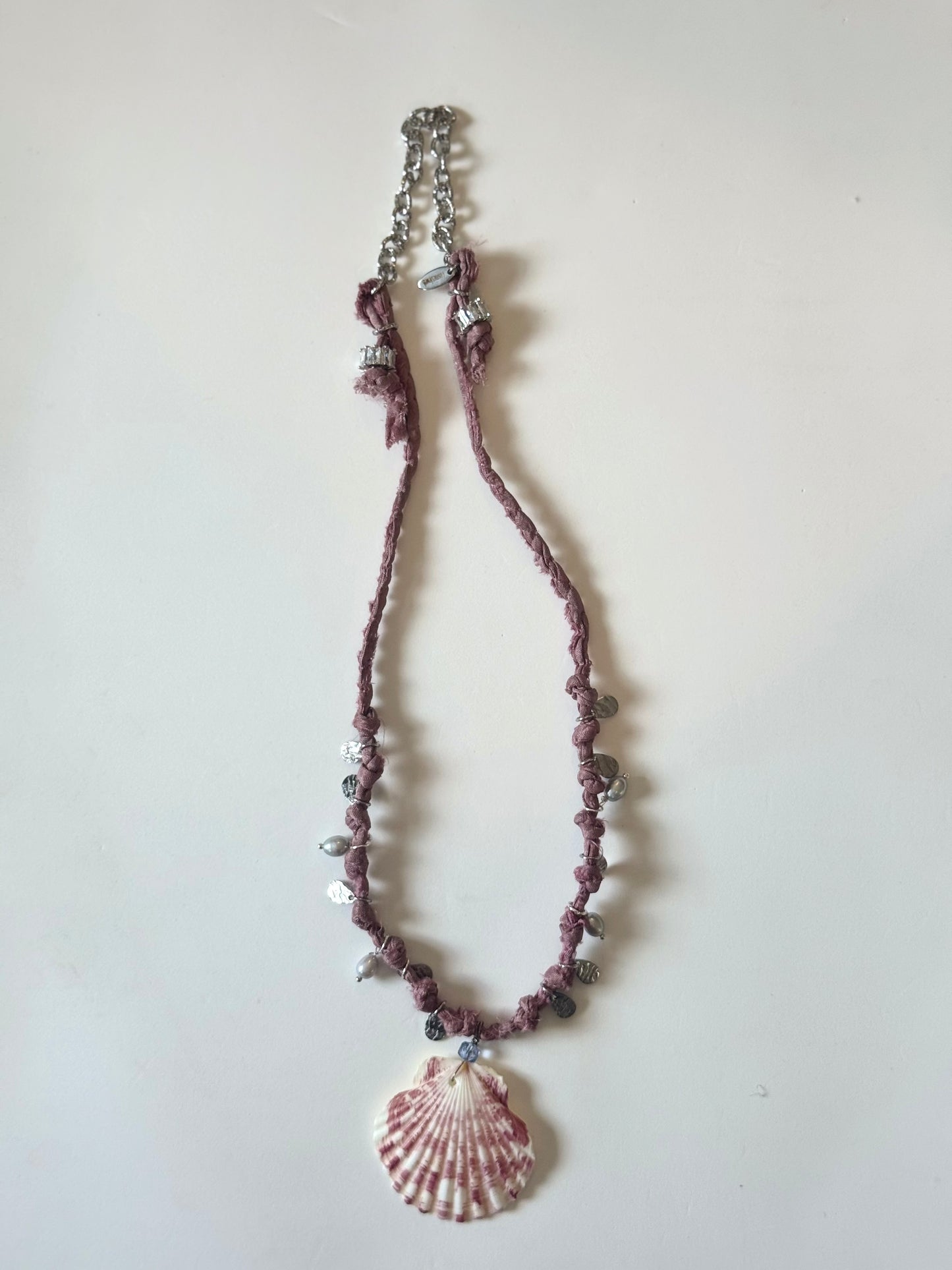 Collier perles & coquillage sur soie