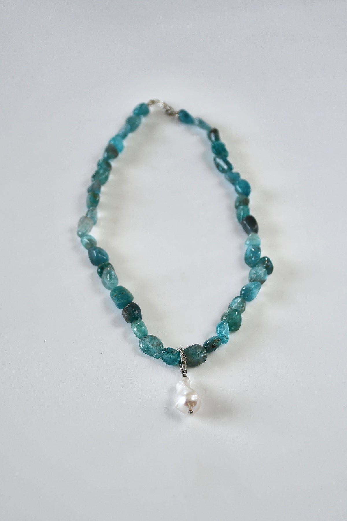 Collier Apatite & Perle d’eau douce — La voix de l’intuition