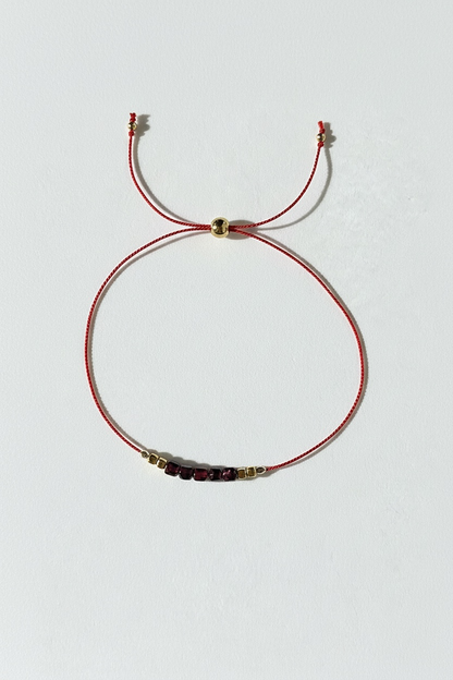 Divers bracelets sur fil de soie