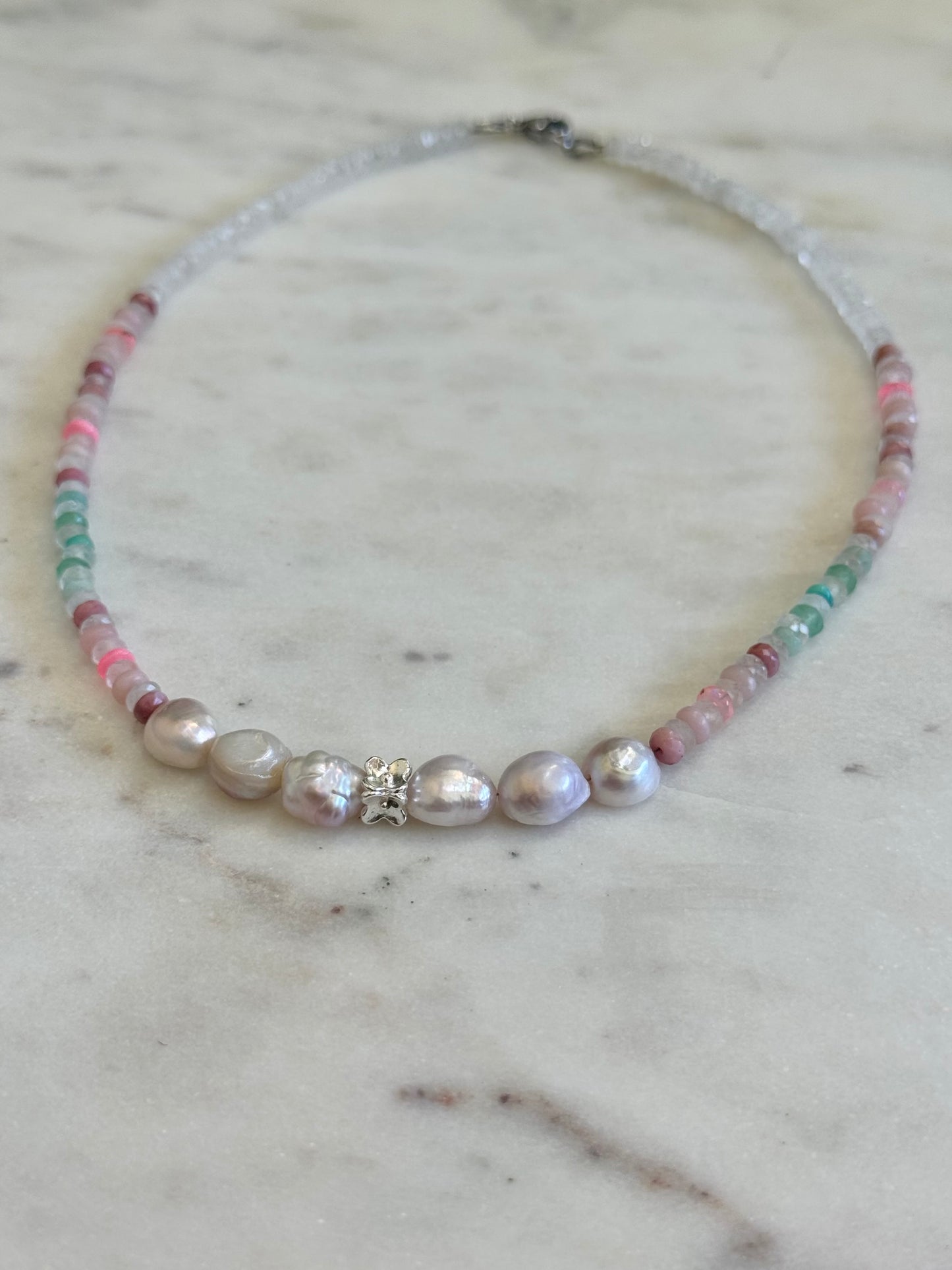 Collier Opale, Chrysoprase, Rhodonite, Amazonite, Perles d’eau douce & Cristal de roche — Le jardin intérieur en pleine floraison