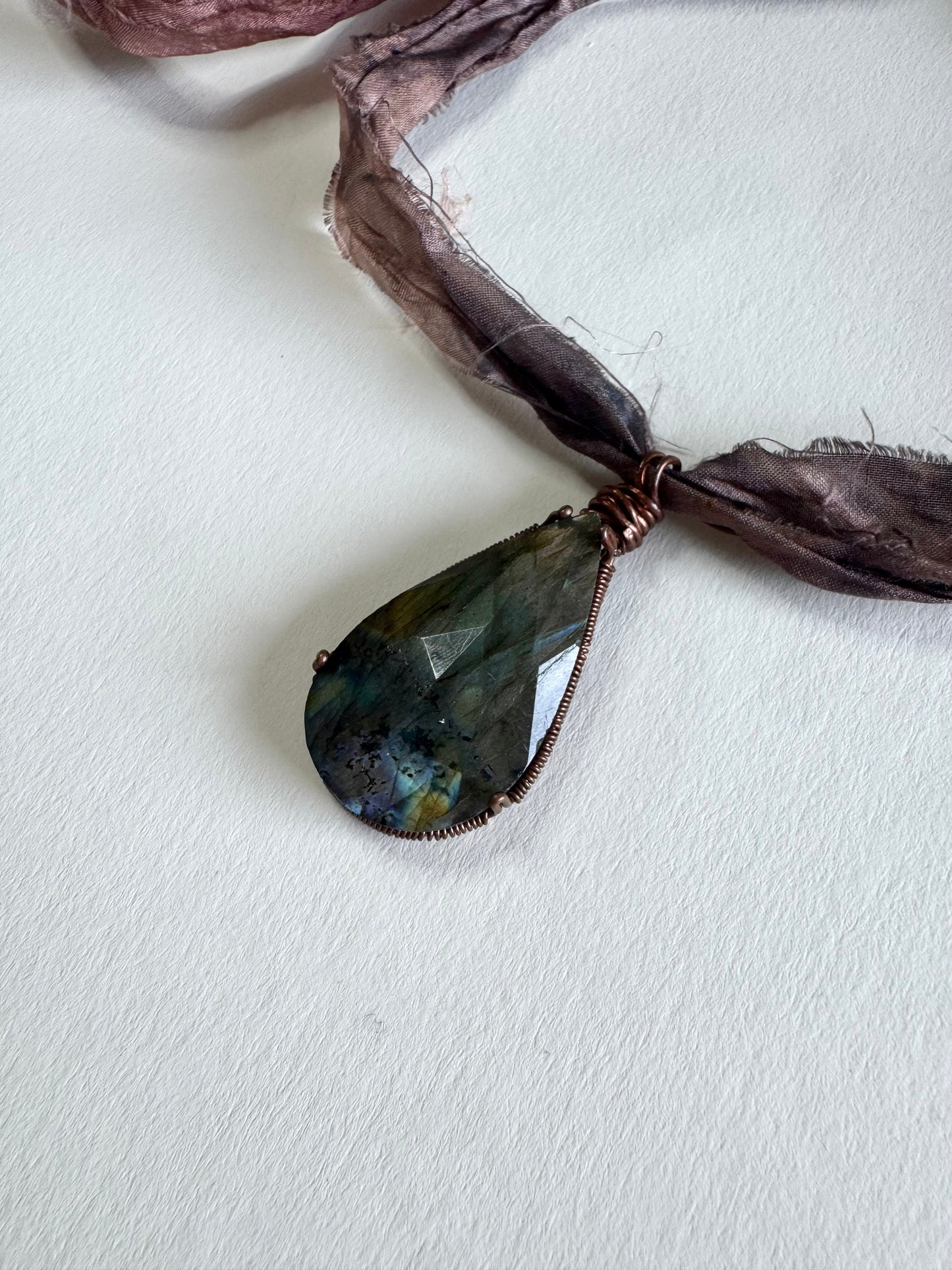 Collier Labradorite sertie Cuivre sur ruban de soie — Le Voile de Mystère