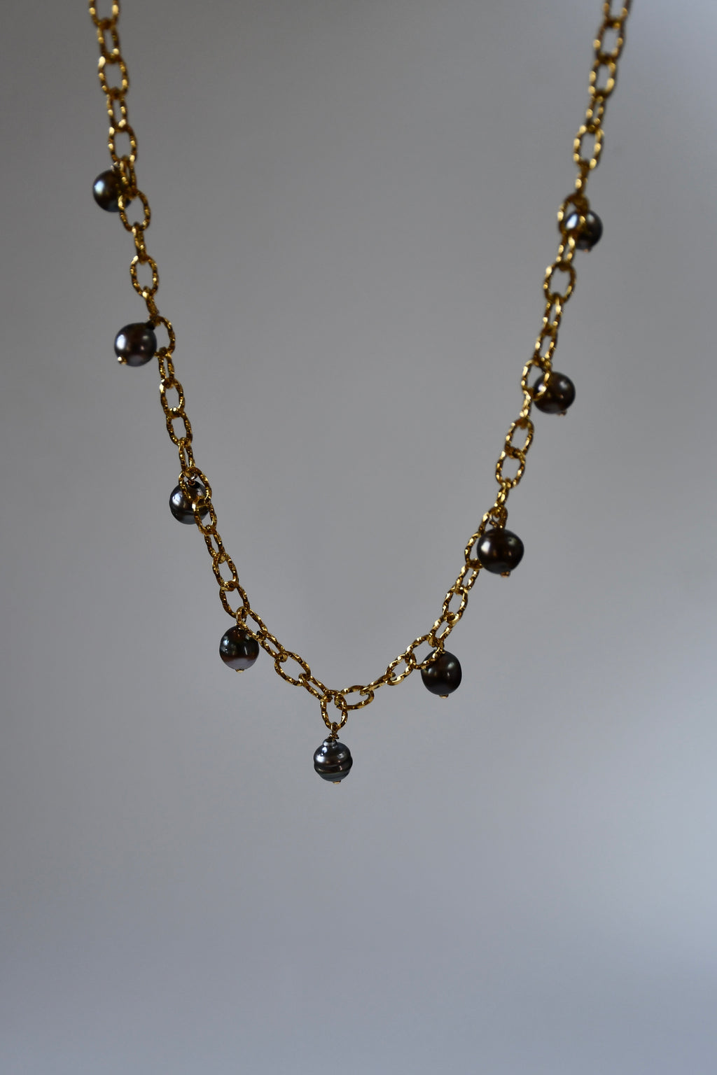 Collier 9 Perles de Tahiti en breloque sur chaîne dorée