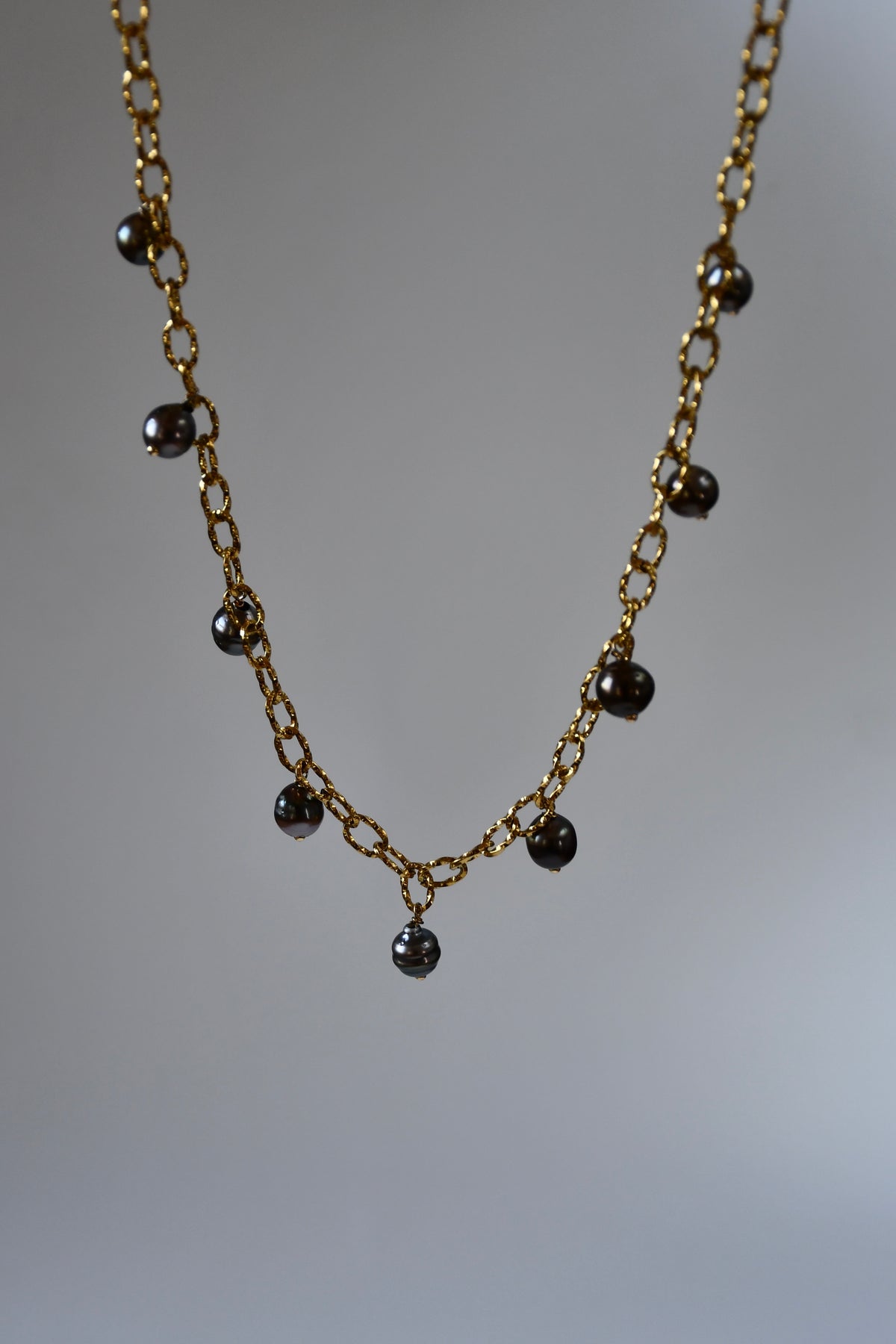 Collier 9 Perles de Tahiti en breloque sur chaîne dorée