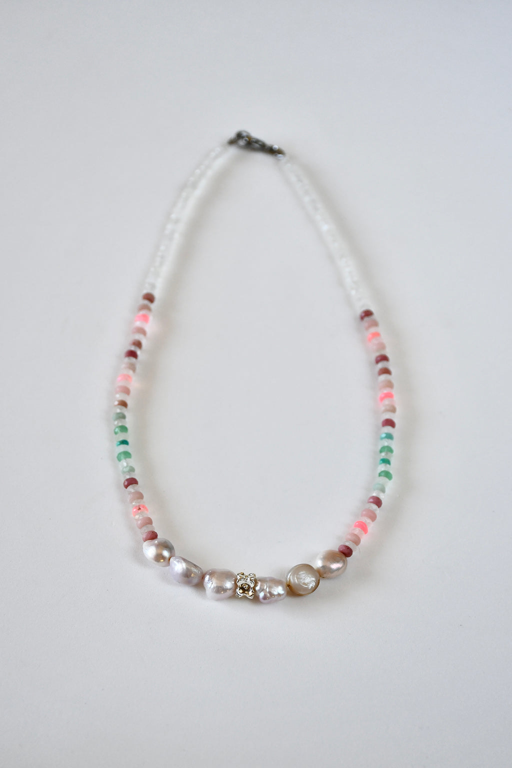 Collier Opale, Chrysoprase, Rhodonite, Amazonite, Perles d’eau douce & Cristal de roche — Le jardin intérieur en pleine floraison