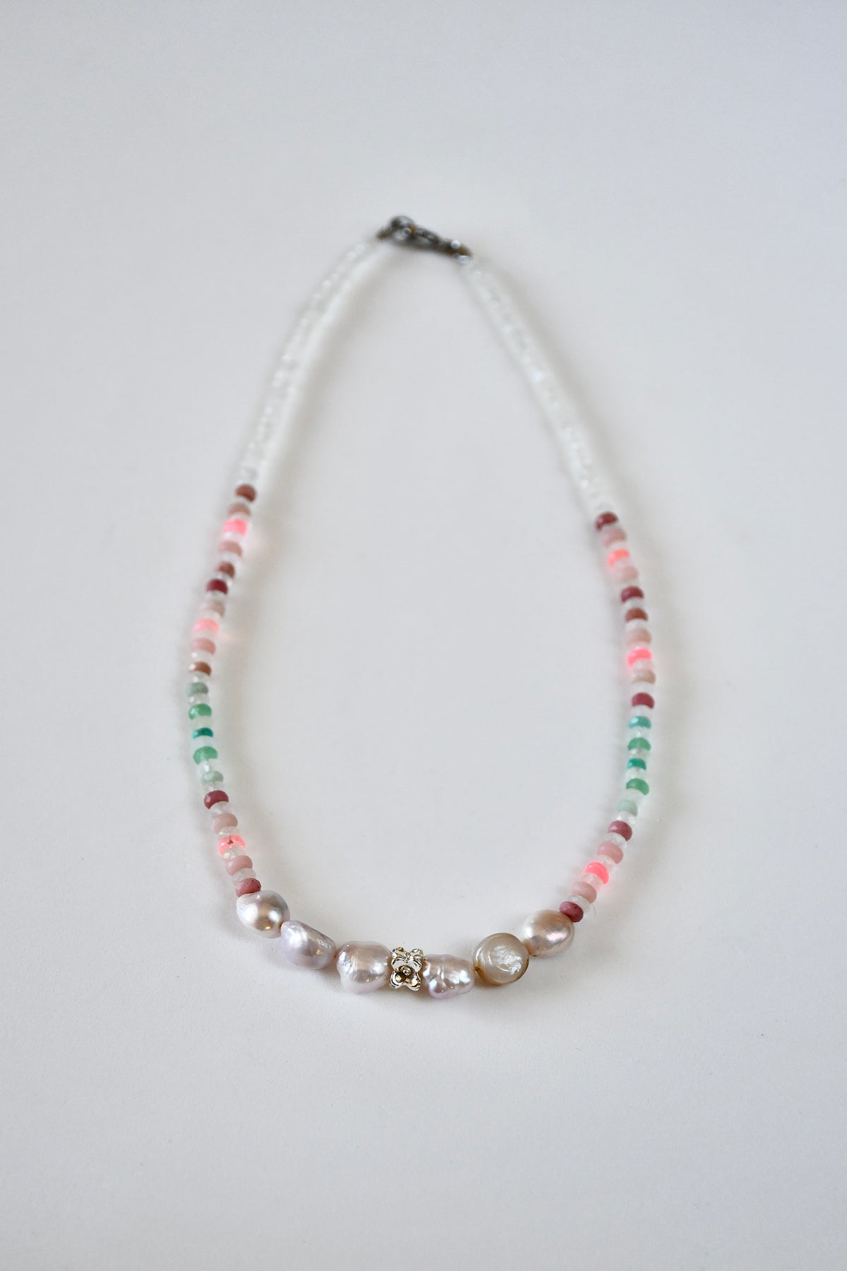 Collier Opale, Chrysoprase, Rhodonite, Amazonite, Perles d’eau douce & Cristal de roche — Le jardin intérieur en pleine floraison