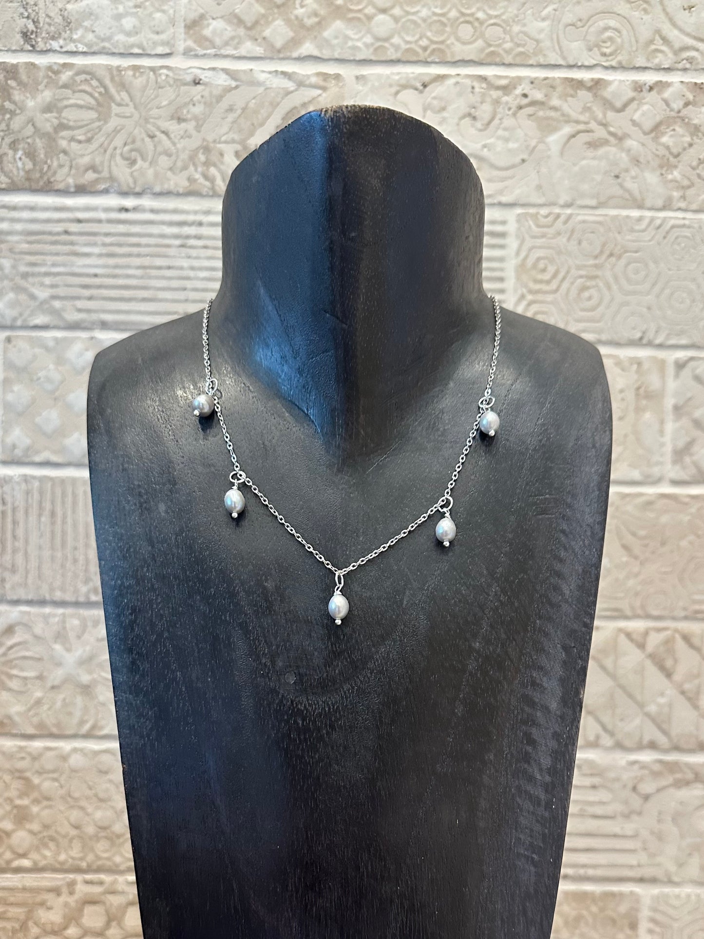 Collier en perles d’eau douce breloques