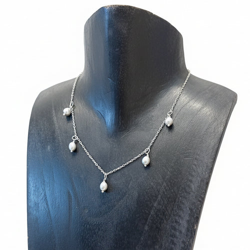 #37 Collier en perles d’eau douce breloques
