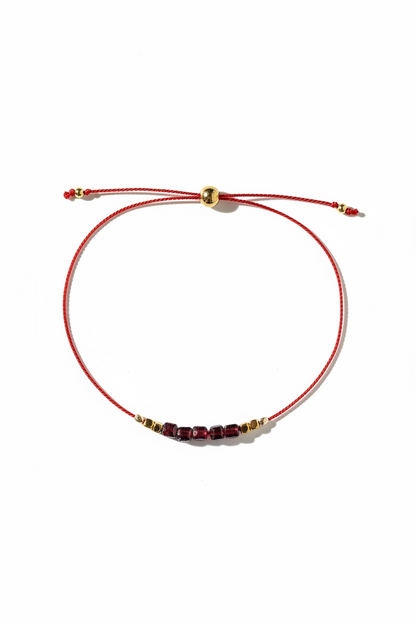 Divers bracelets sur fil de soie