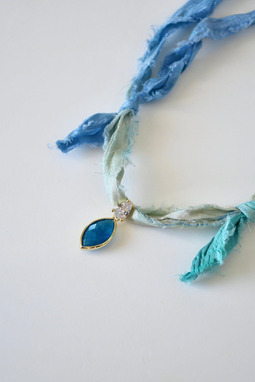 Collier Apatite sur ruban de soie — L’Éveil de la Volonté