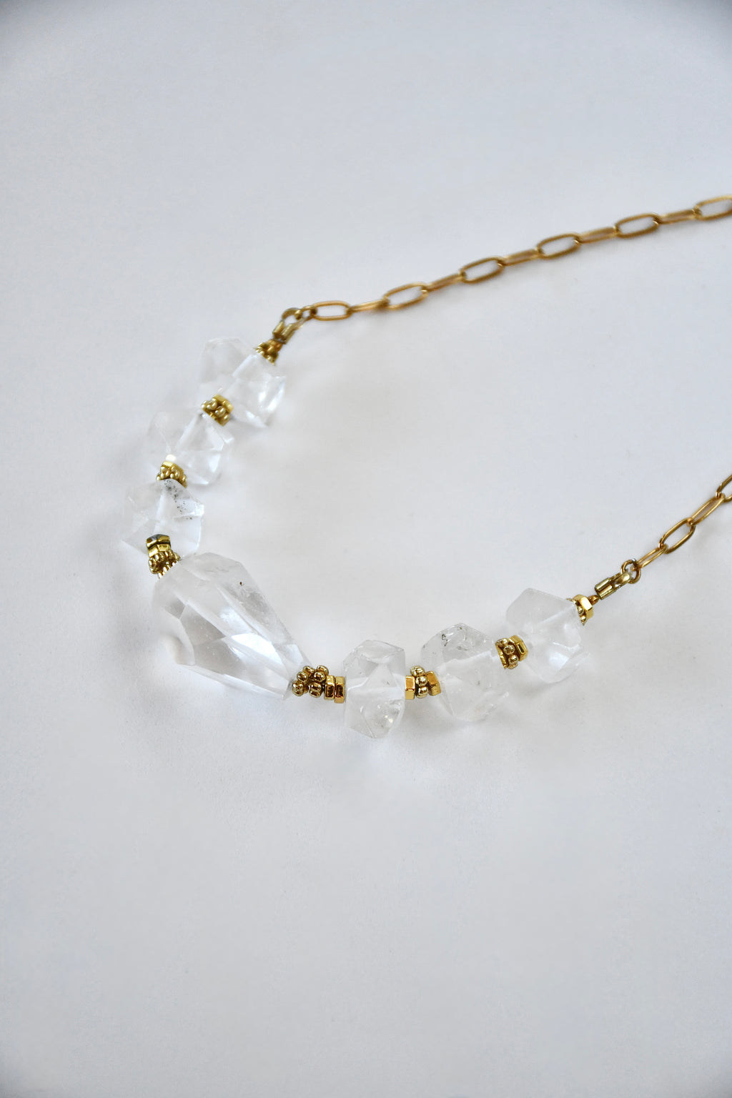 Collier Cristal de roche et Hématite – Clarté et Ancrage