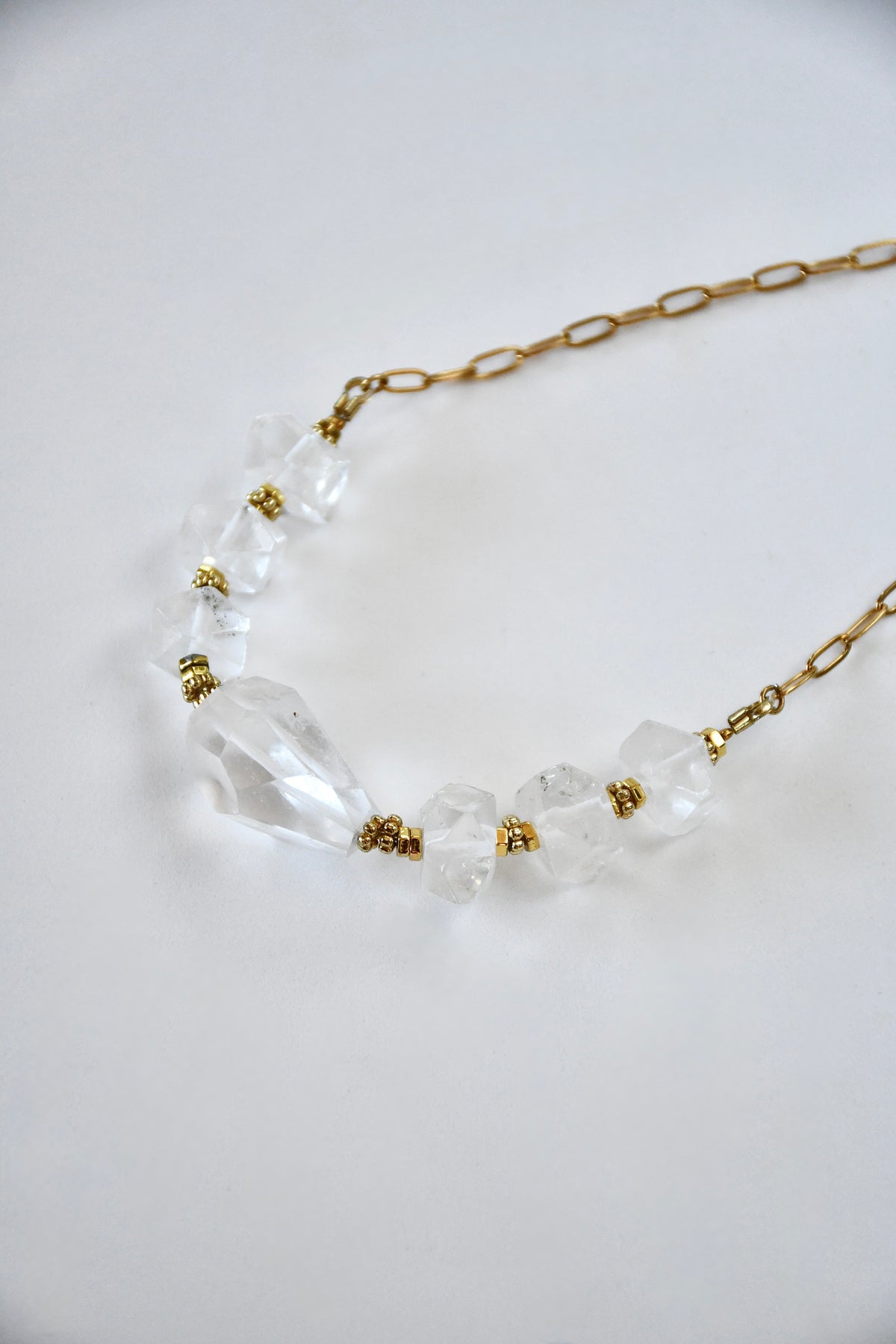Collier Cristal de roche et Hématite – Clarté et Ancrage