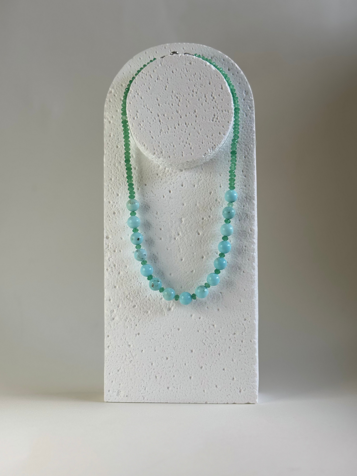 Collana Amazzonite & Howlite — La pace come fondamento