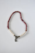 Collier Rhodonite & Perles d’eau douce — La douceur comme acte de courage