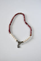 Collier Rhodonite & Perles d’eau douce — La douceur comme acte de courage