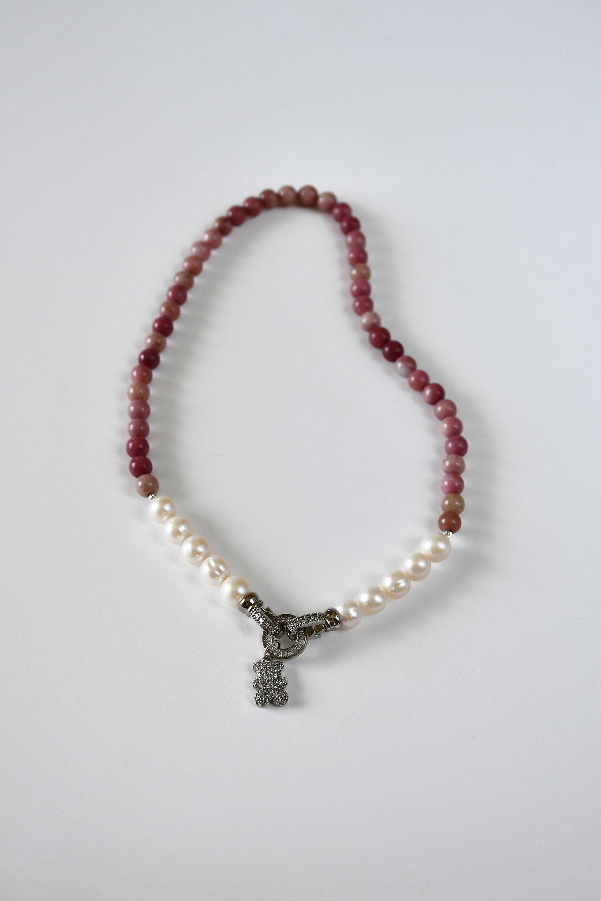 Collier Rhodonite & Perles d’eau douce — La douceur comme acte de courage
