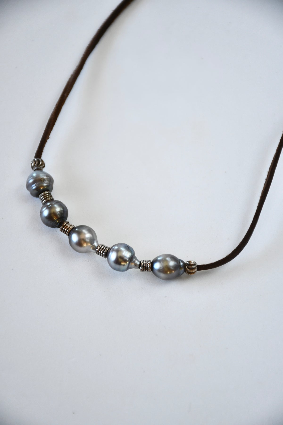 Collier Perles de Tahiti sur cordon de cuir