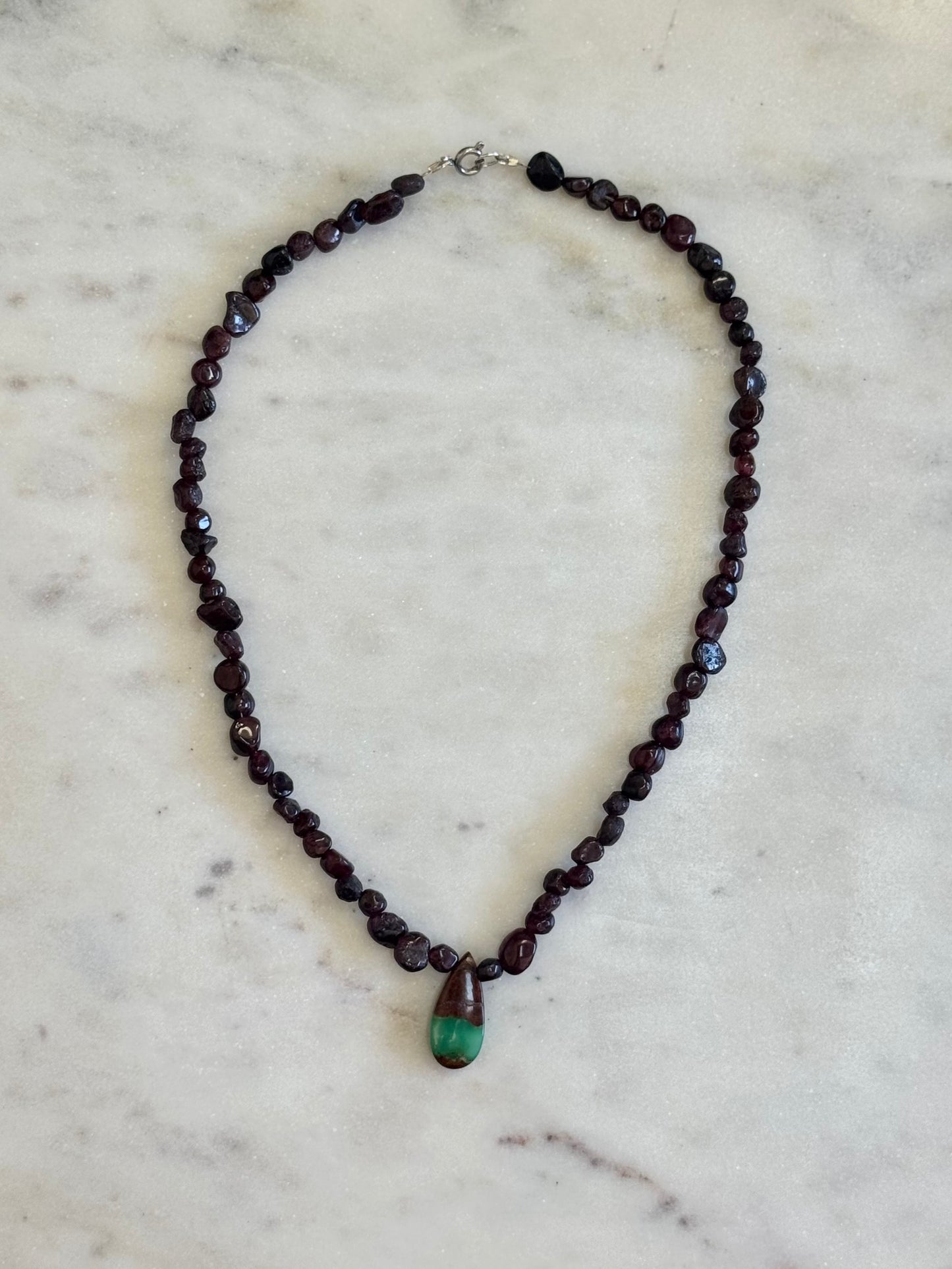 Collier Chrysoprase & Grenat — La renaissance par le cœur vivant