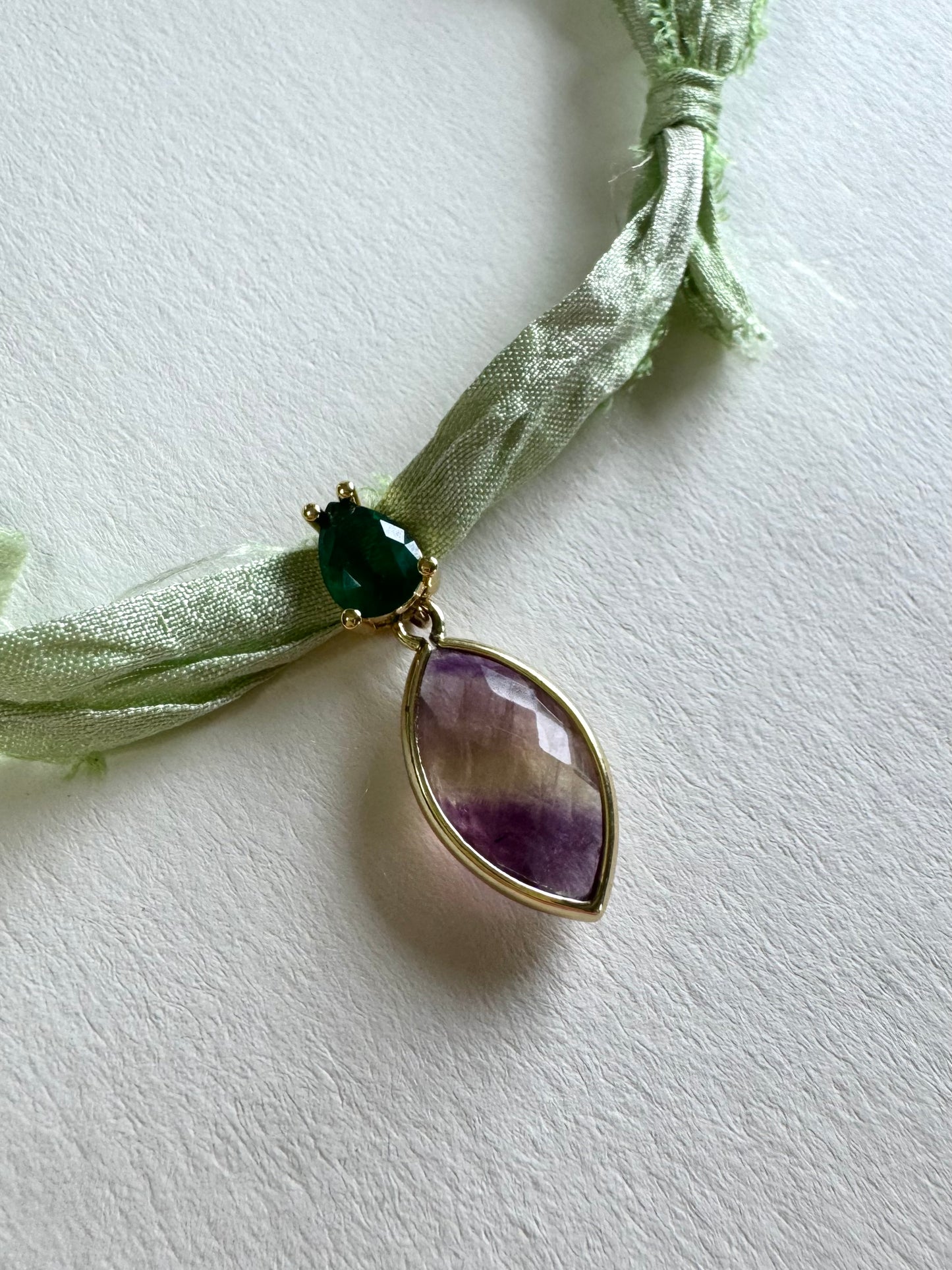 Collier Fluorite sur ruban de soie — L’arc-en-ciel minéral