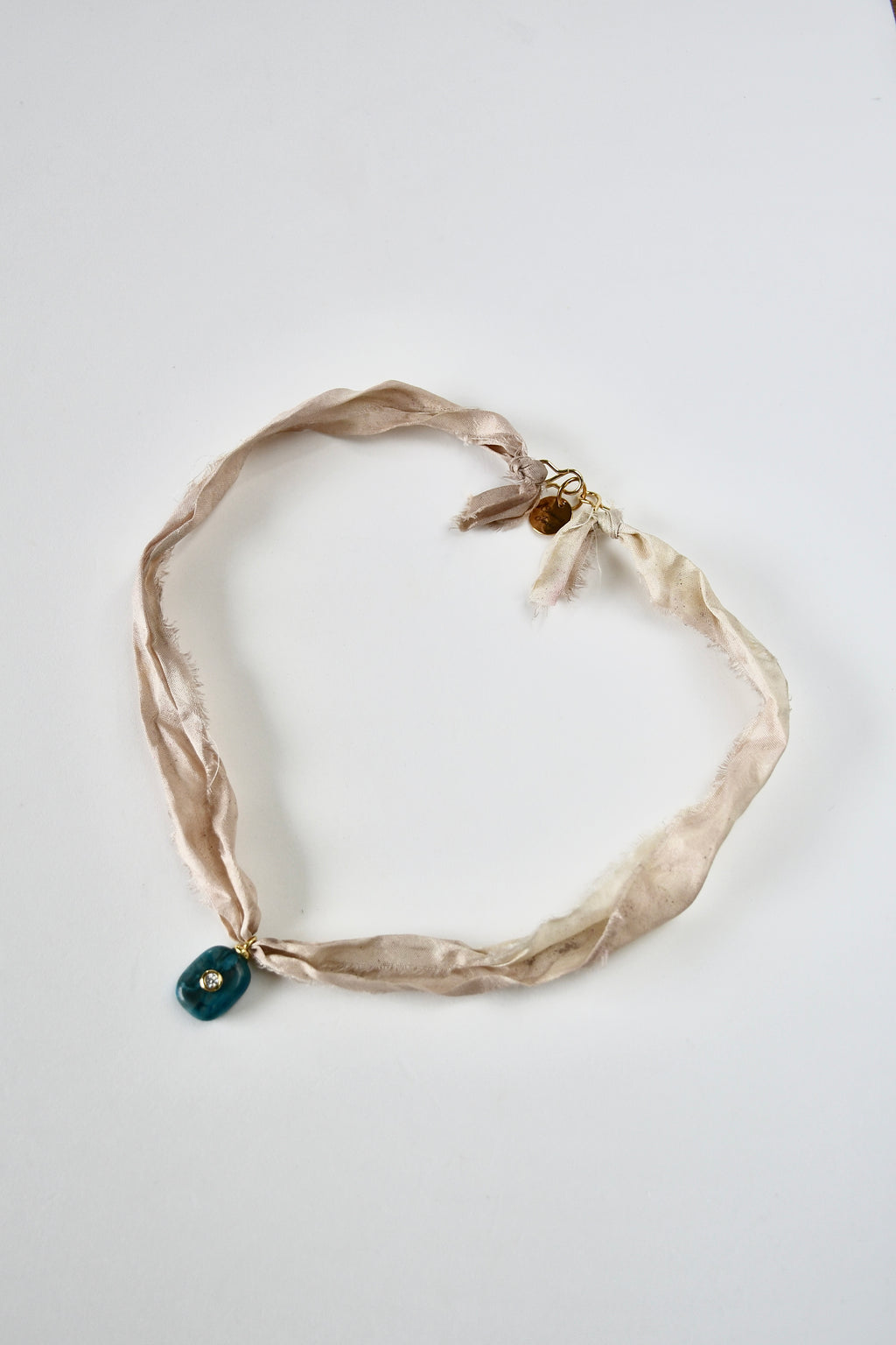 Collier Apatite sur ruban de soie — L’Éveil de la Clarté