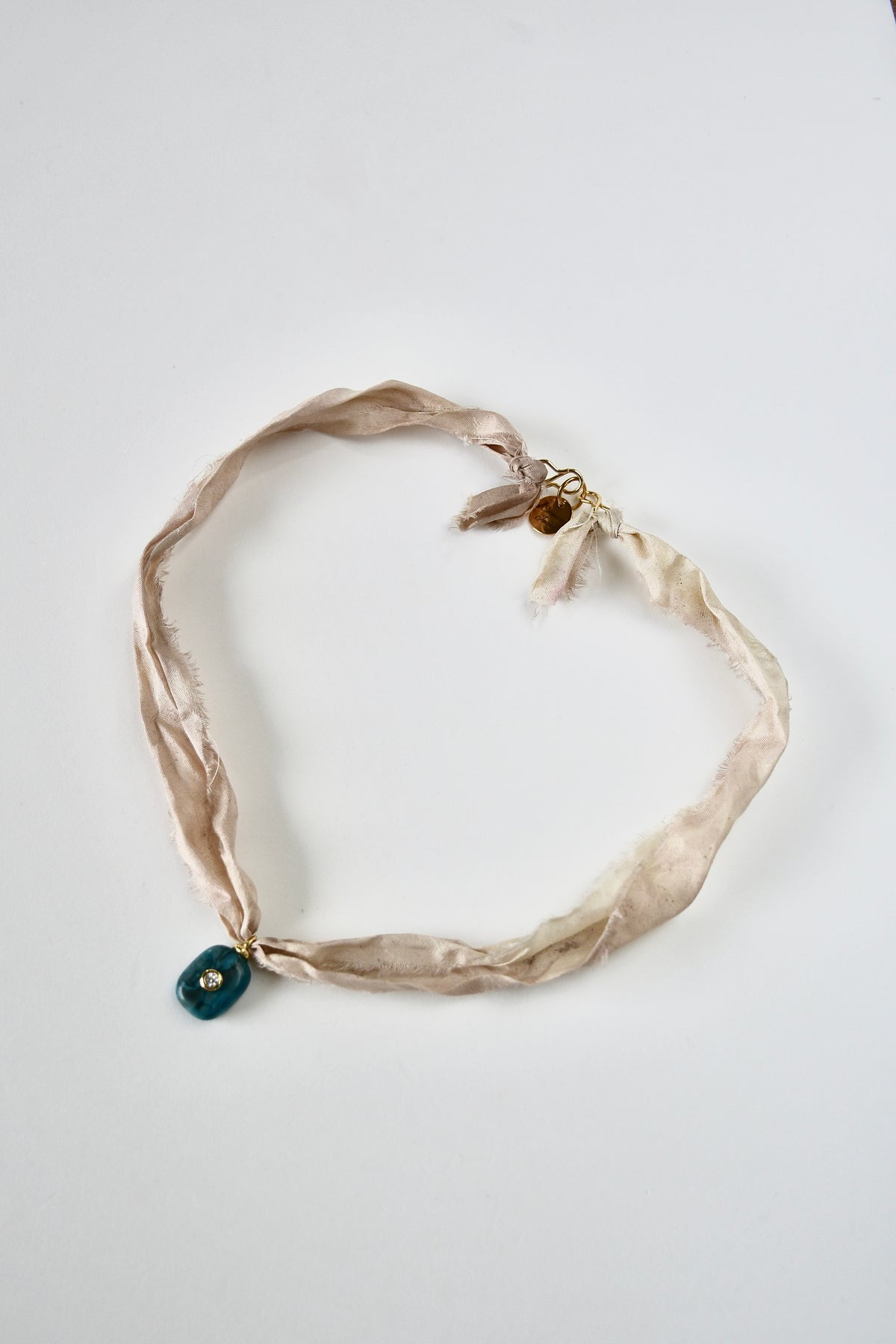 Collier Apatite sur ruban de soie — L’Éveil de la Clarté