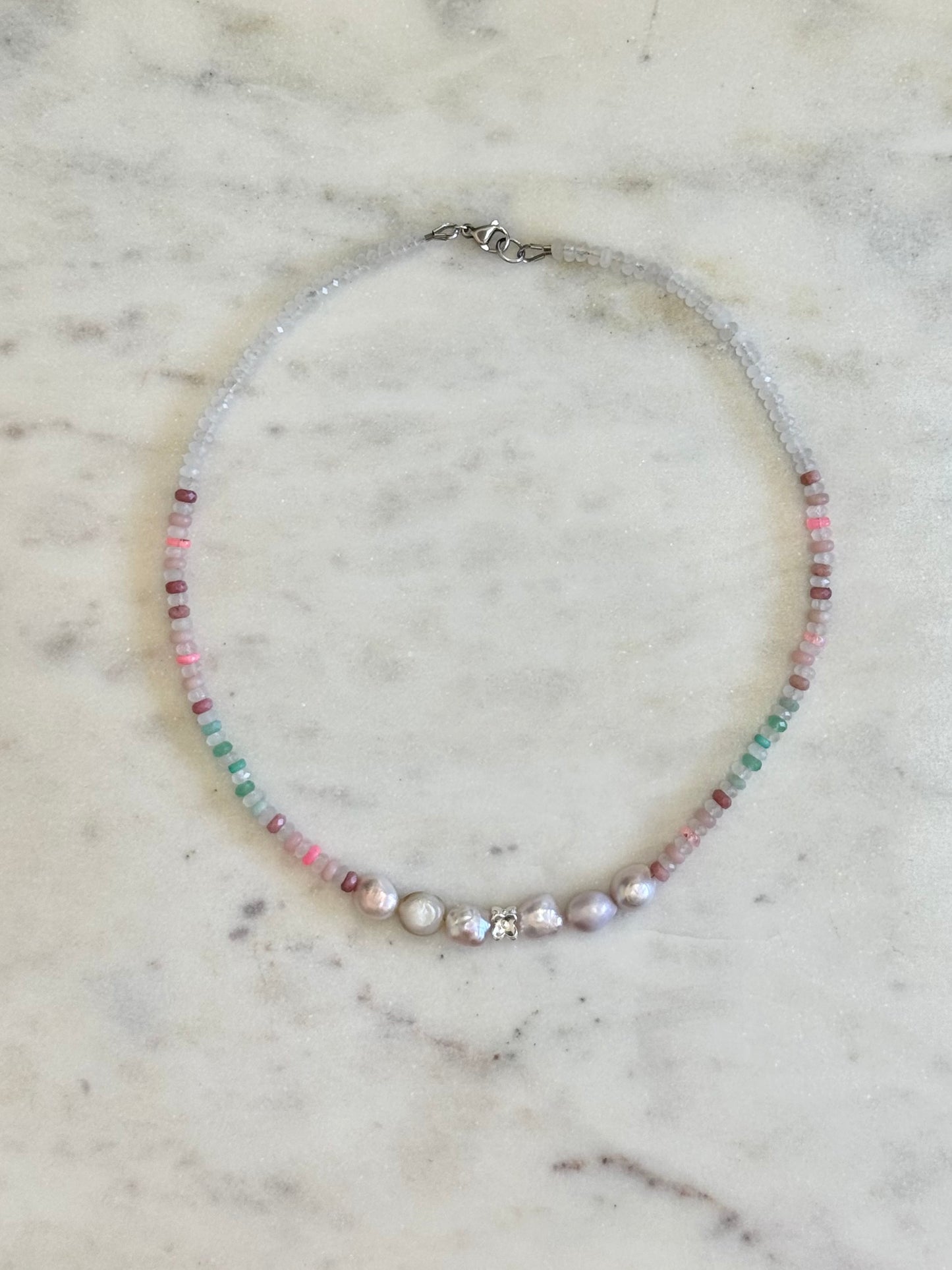 Collier Opale, Chrysoprase, Rhodonite, Amazonite, Perles d’eau douce & Cristal de roche — Le jardin intérieur en pleine floraison