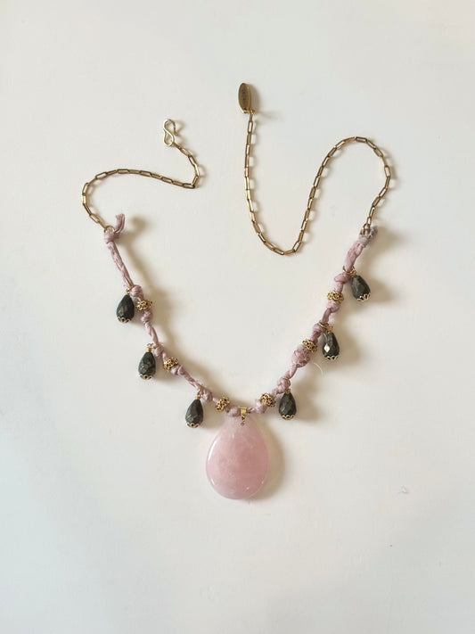 Collier Quartz rose & pyrite sur soie