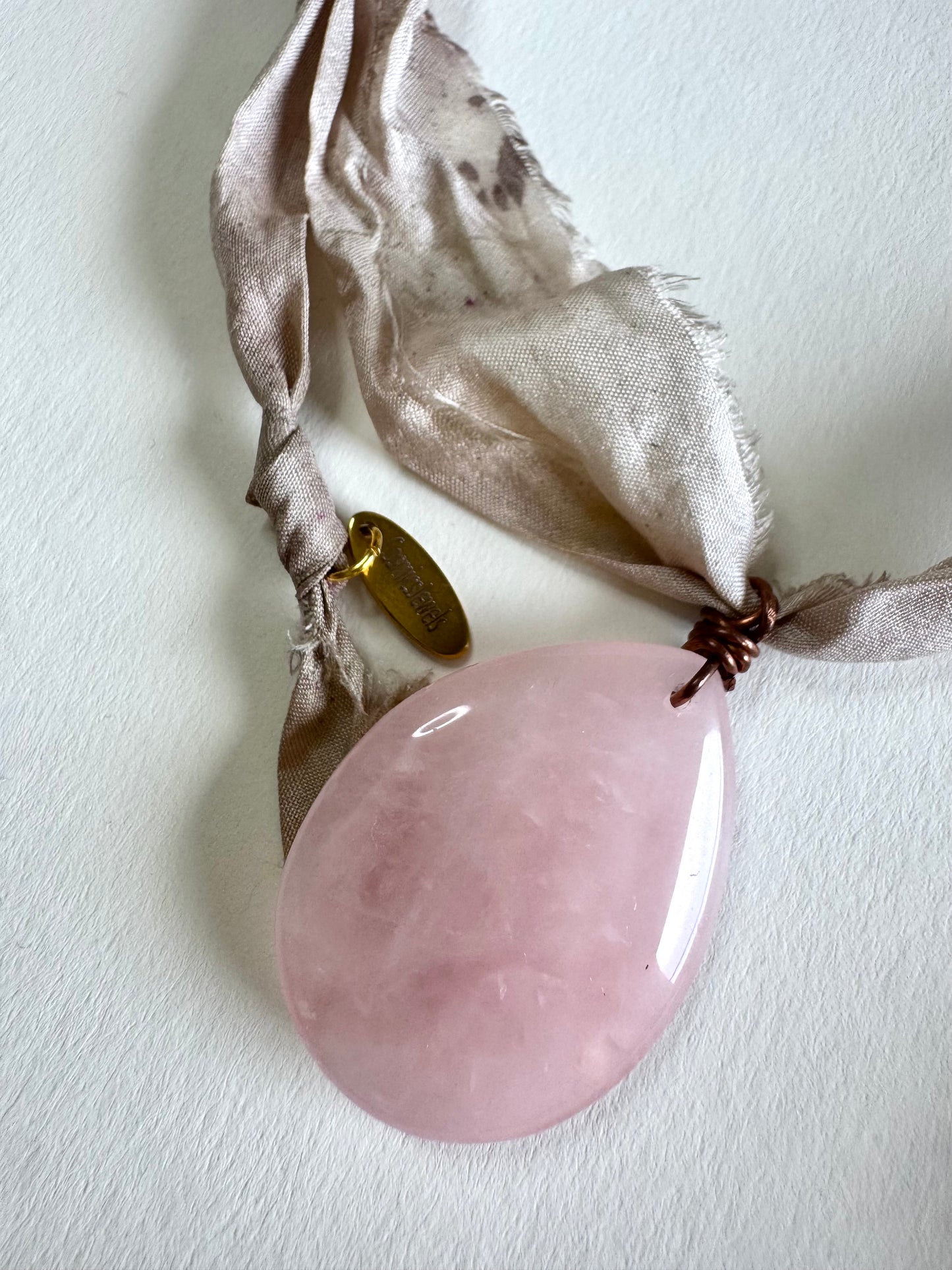 Collier Quartz rose sur cuivre et ruban de soie — La Douceur Retrouvée