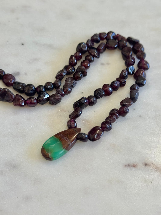 Collier Chrysoprase & Grenat — La renaissance par le cœur vivant