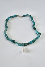 Collier Apatite & Perle d’eau douce — La voix de l’intuition