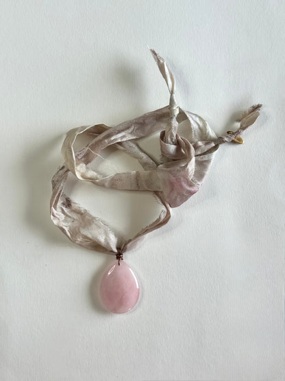 Collier Quartz rose sur cuivre et ruban de soie — La Douceur Retrouvée
