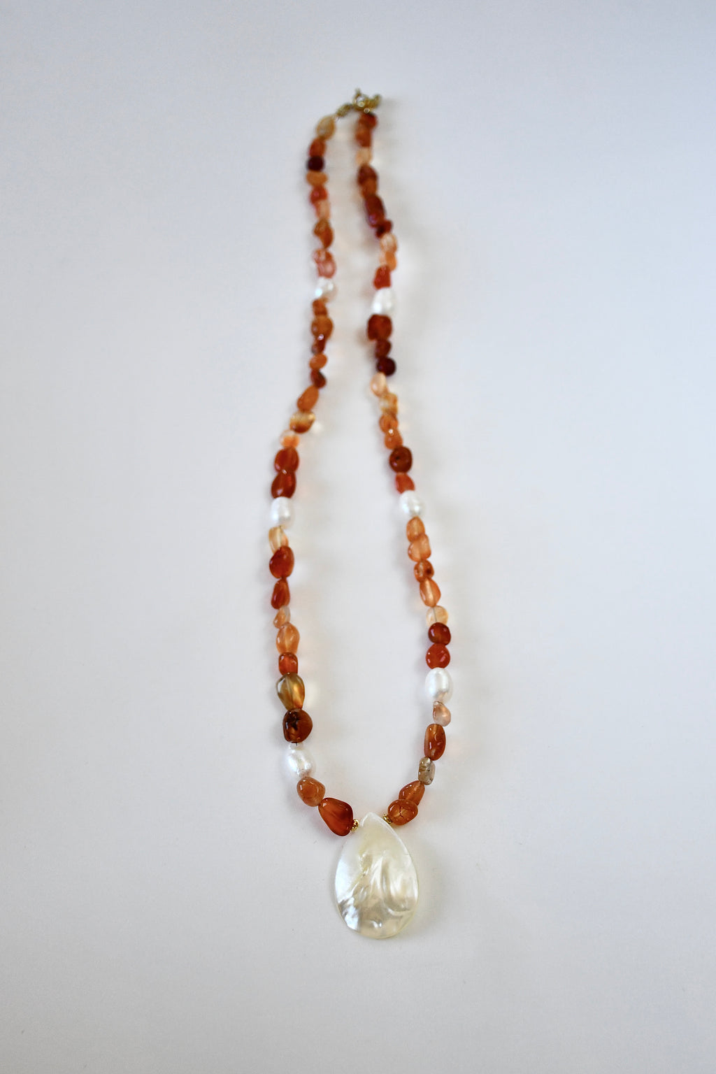 Collier Cornaline & Coquillage nacre — Le feu doux de l’élan retrouvé