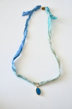 Collier Apatite sur ruban de soie — L’Éveil de la Volonté