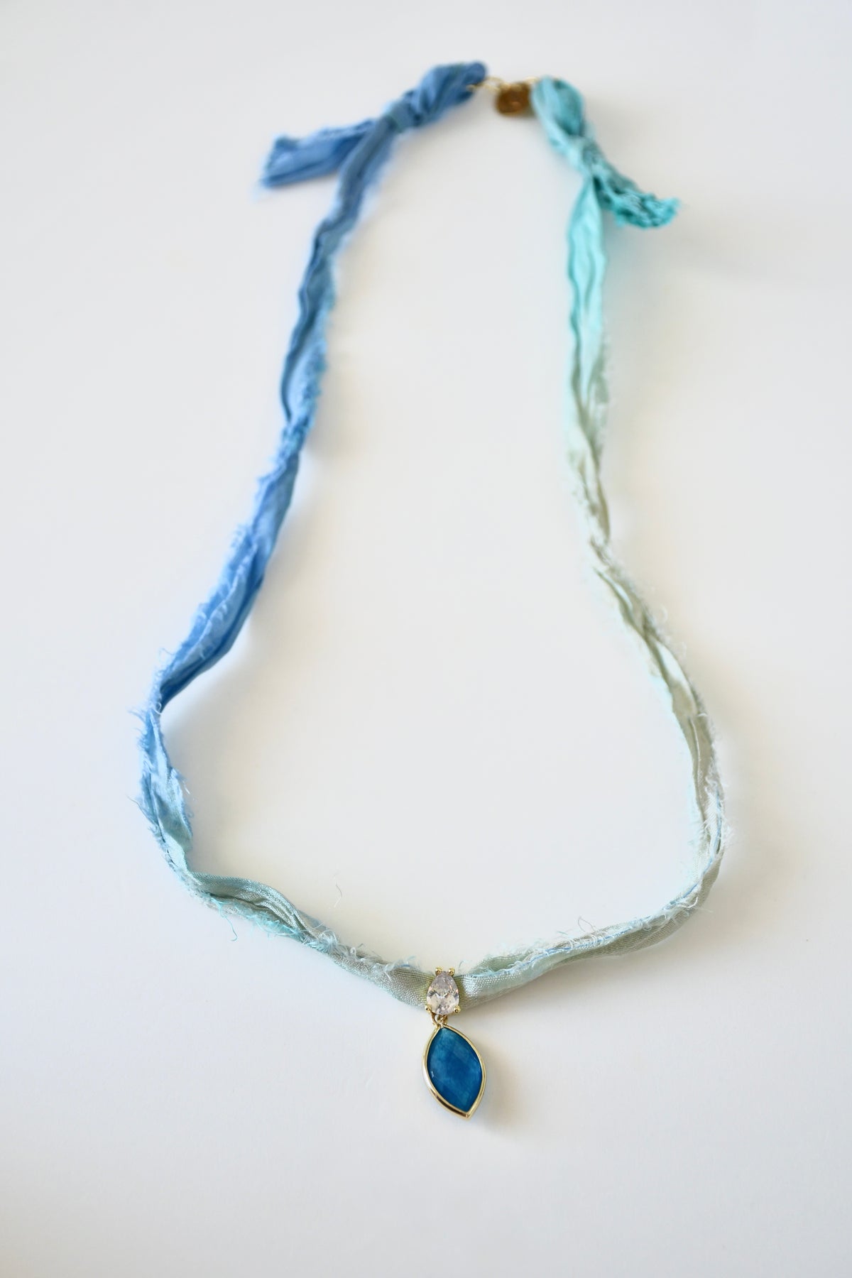 Collier Apatite sur ruban de soie — L’Éveil de la Volonté