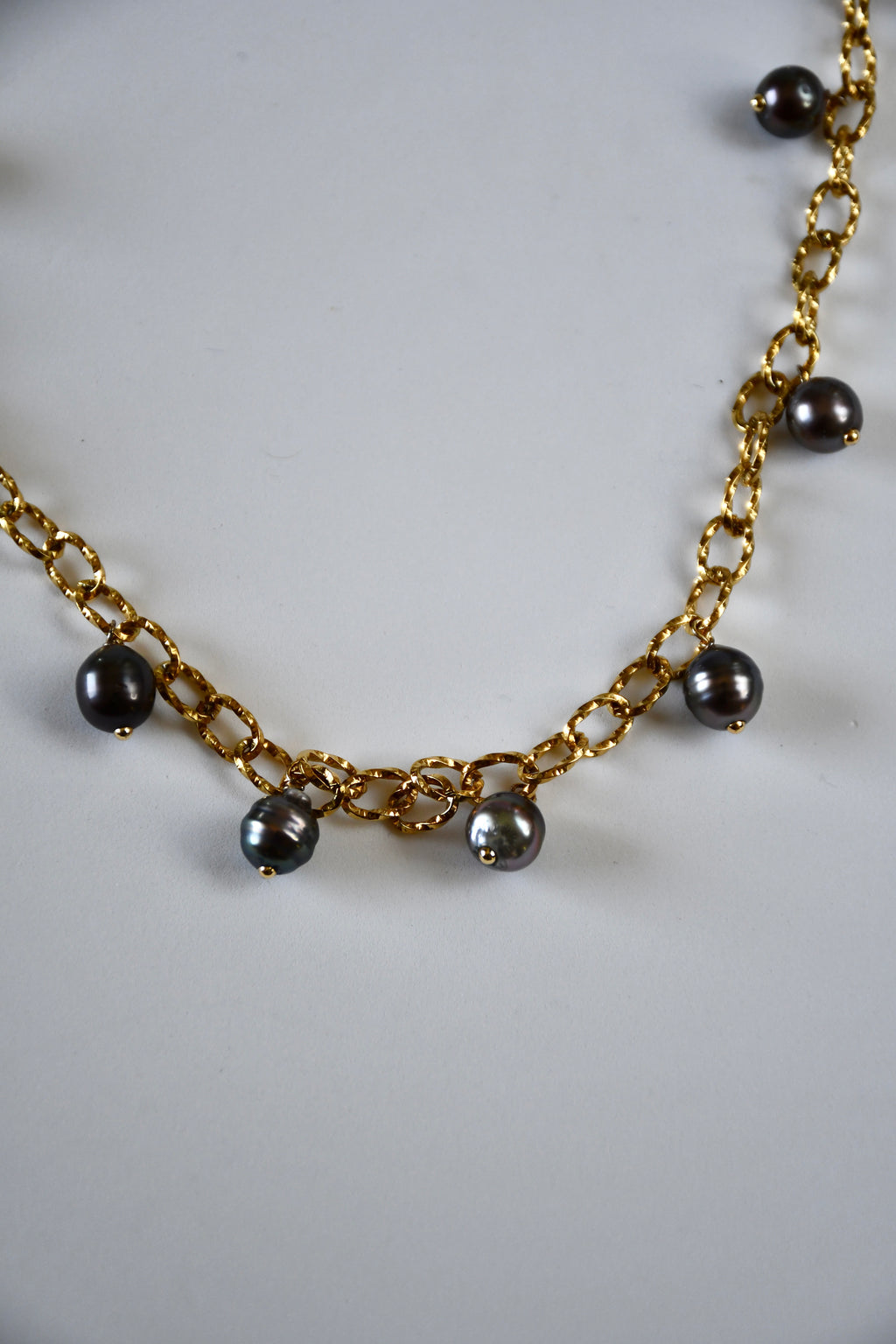 Collier 9 Perles de Tahiti en breloque sur chaîne dorée