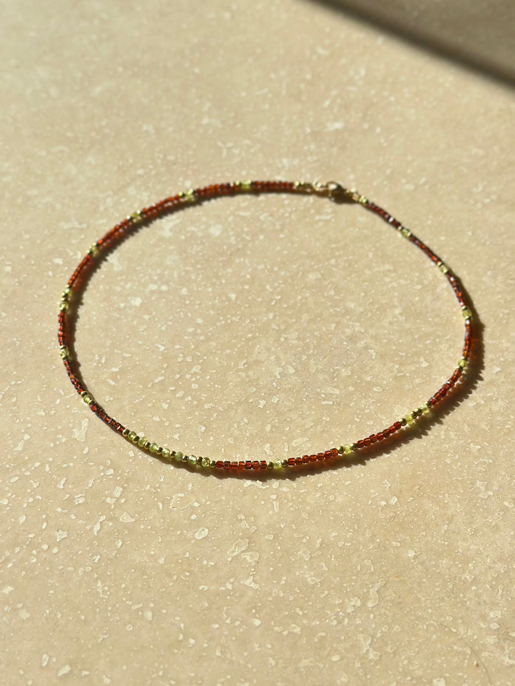 Collier fin Grenat & Péridot — Énergie vitale et joie lumineuse